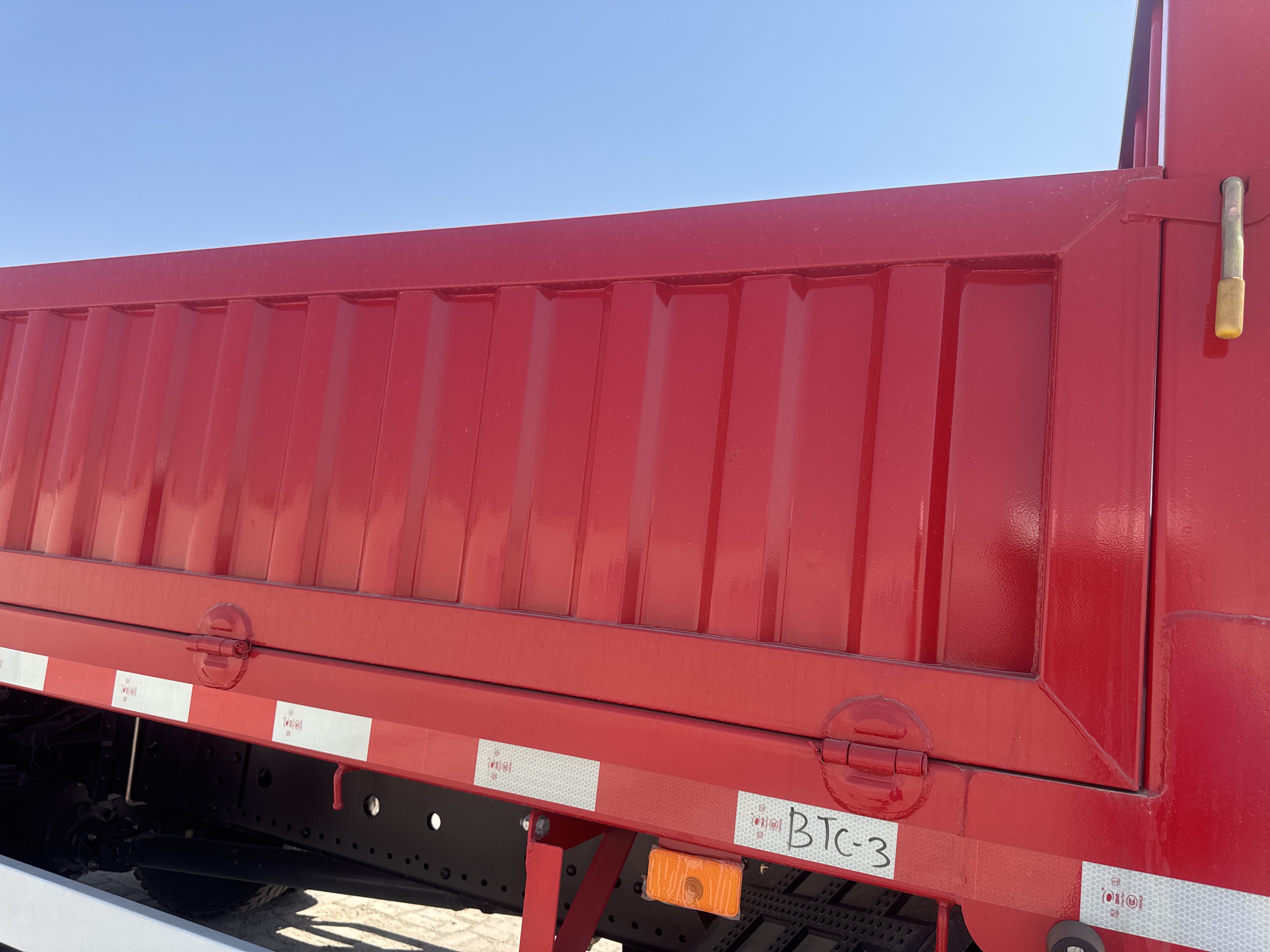 BTC-003-XCMG-SQZ200-Boom-truck-cranes-inspection-Structure-Tailgate-1