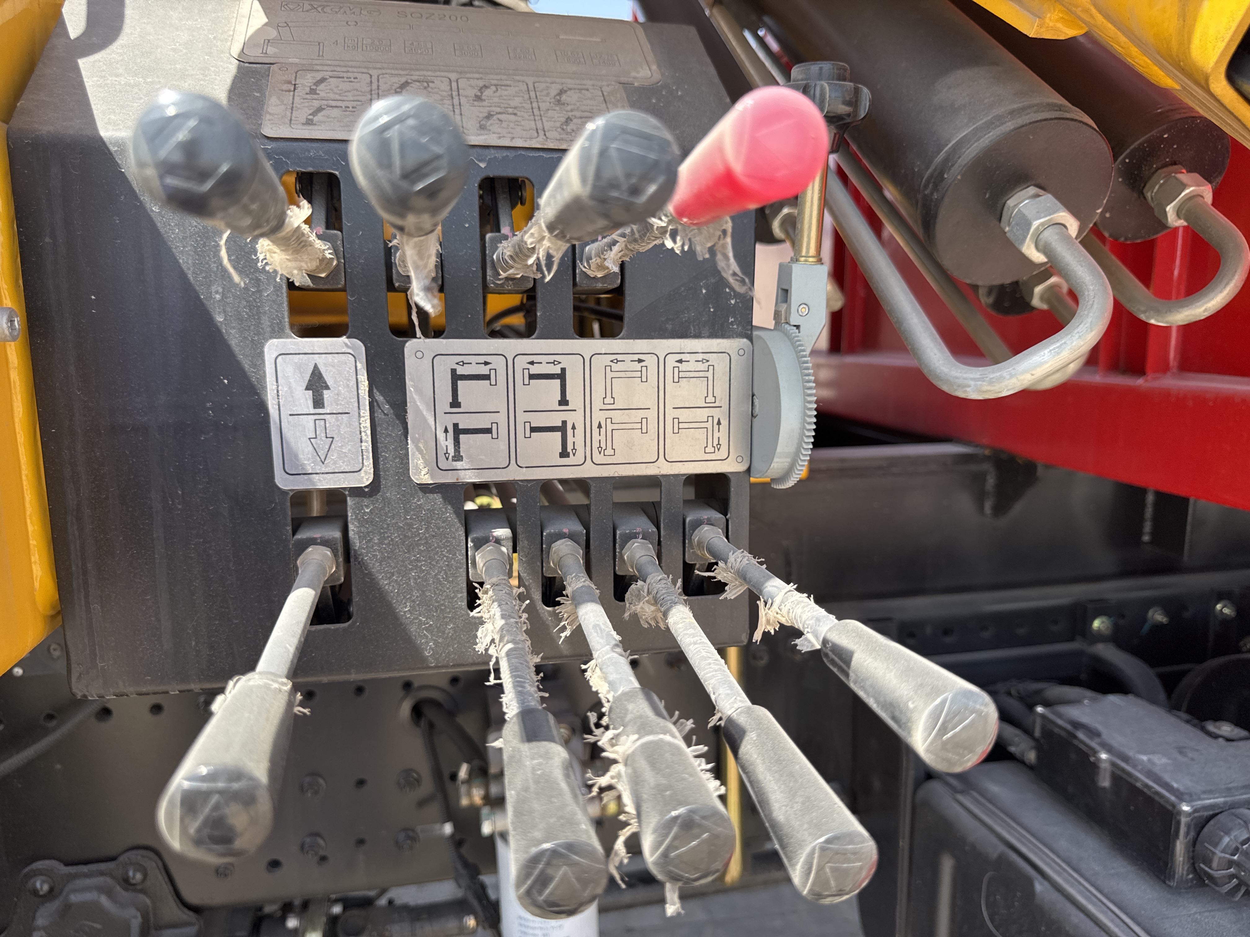 BTC-003-XCMG-SQZ200-Boom-truck-cranes-inspection-Electronics-Ground-control-1