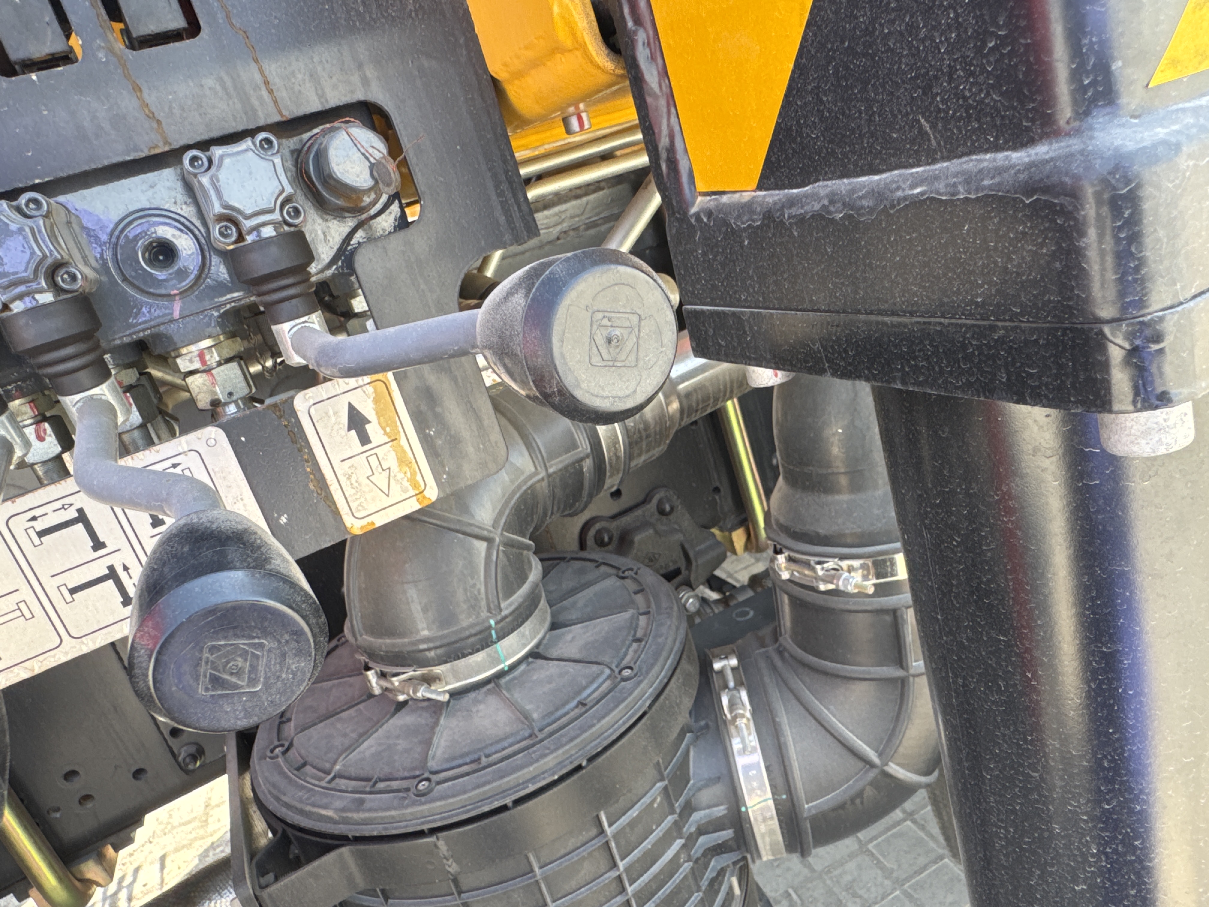 BTC-003-XCMG-SQZ200-Boom-truck-cranes-inspection-Electronics-Joysticks-1
