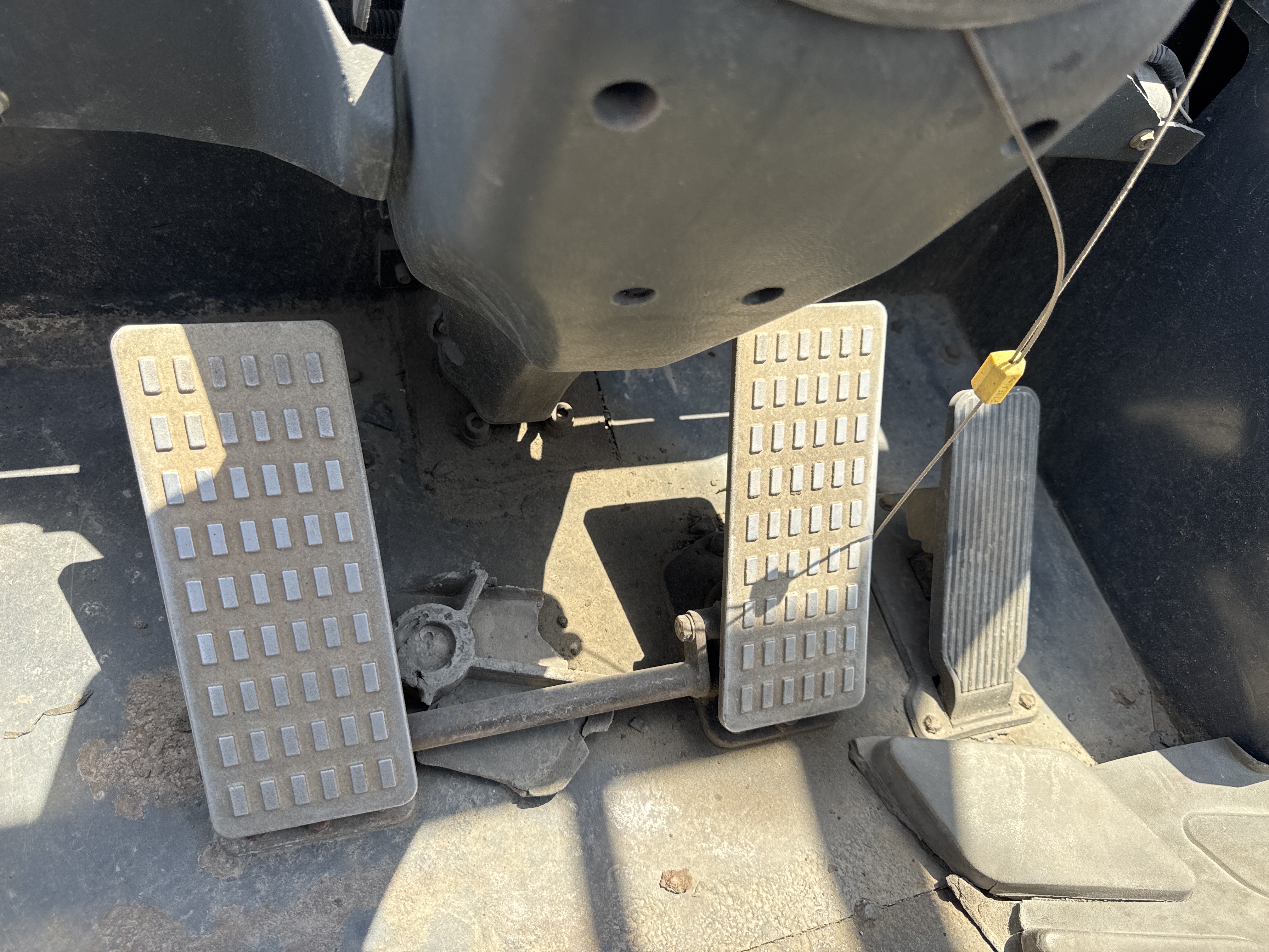 FLM-023-Doosan-D130S-5-Forklifts-inspection-Cabin-Pedals-1