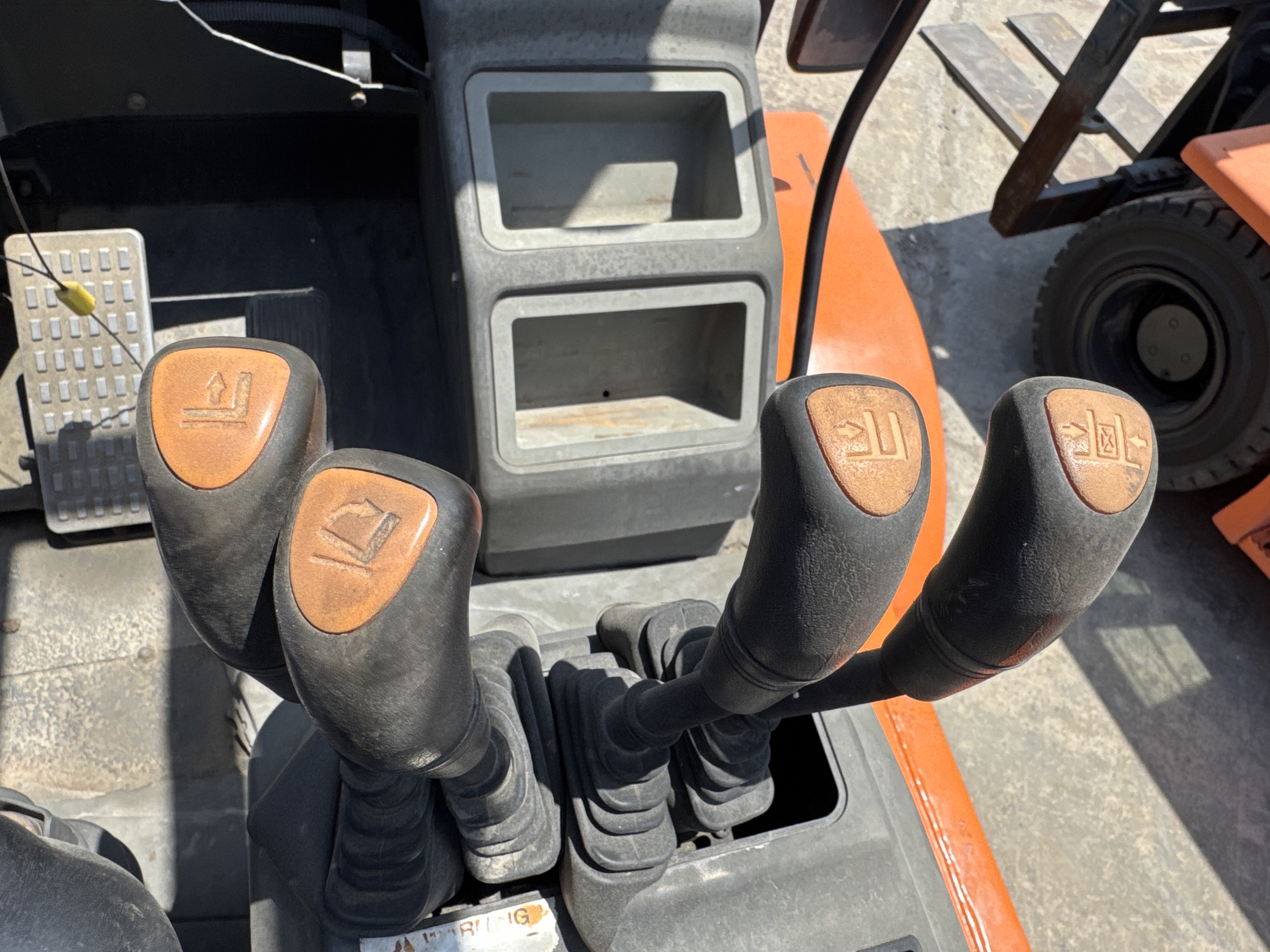 FLM-023-Doosan-D130S-5-Forklifts-inspection-Cabin-Control-levers-1