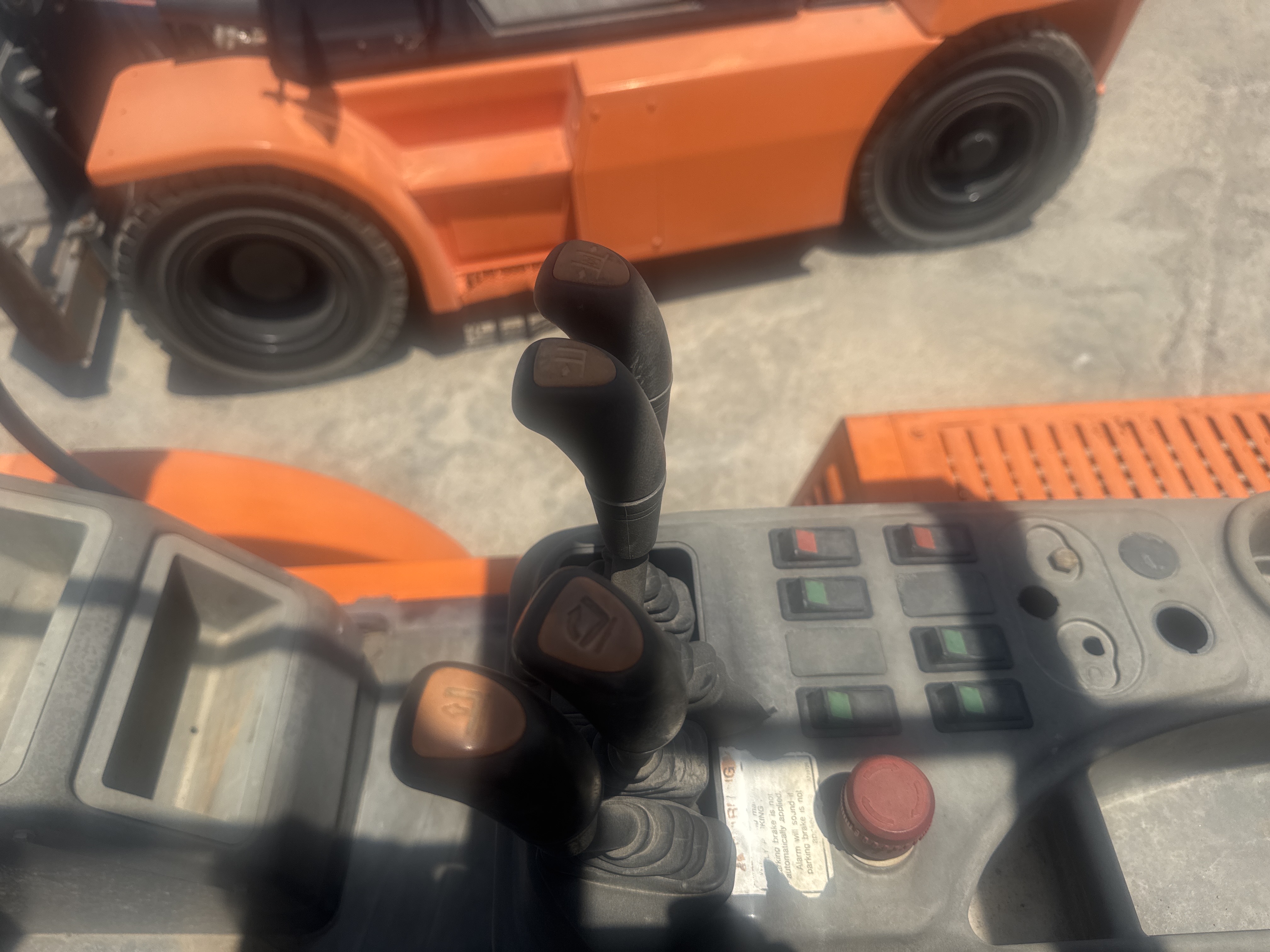 FLM-023-Doosan-D130S-5-Forklifts-inspection-Cabin-Joysticks-1