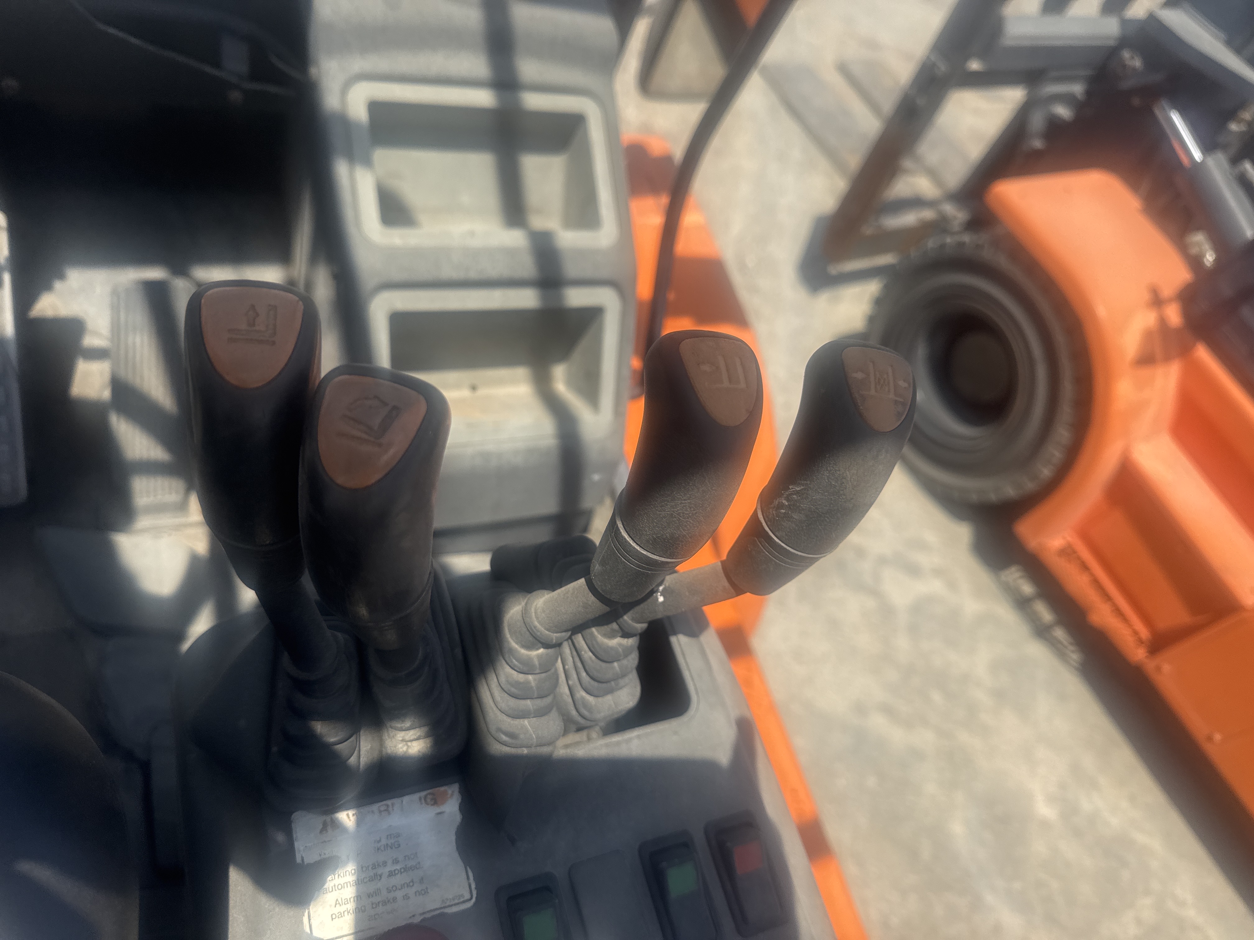 FLM-023-Doosan-D130S-5-Forklifts-inspection-Cabin-Joysticks-1