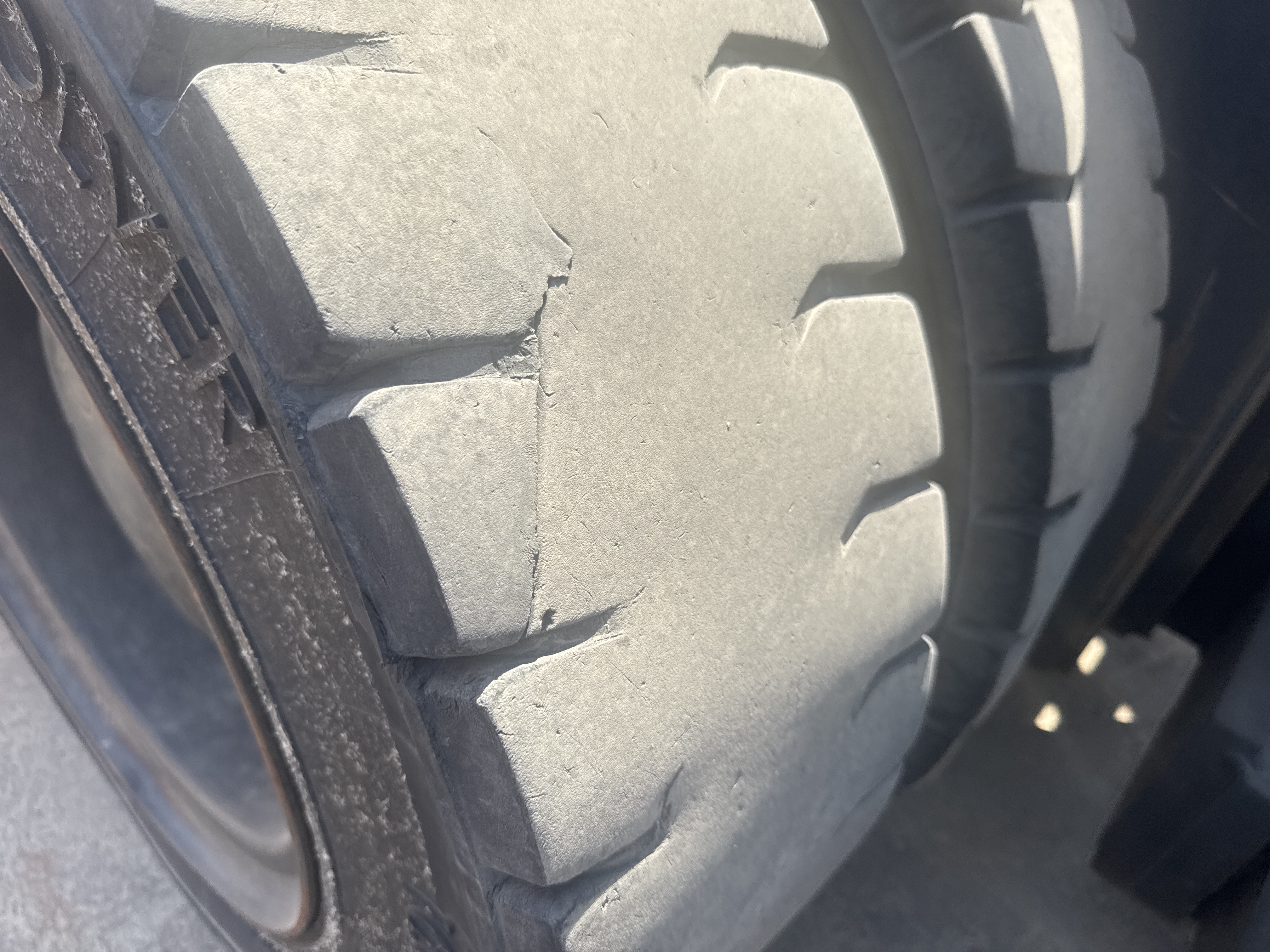 FLM-023-Doosan-D130S-5-Forklifts-inspection-Chassis-Right-front-tire-/-wheel-hub---condition-1