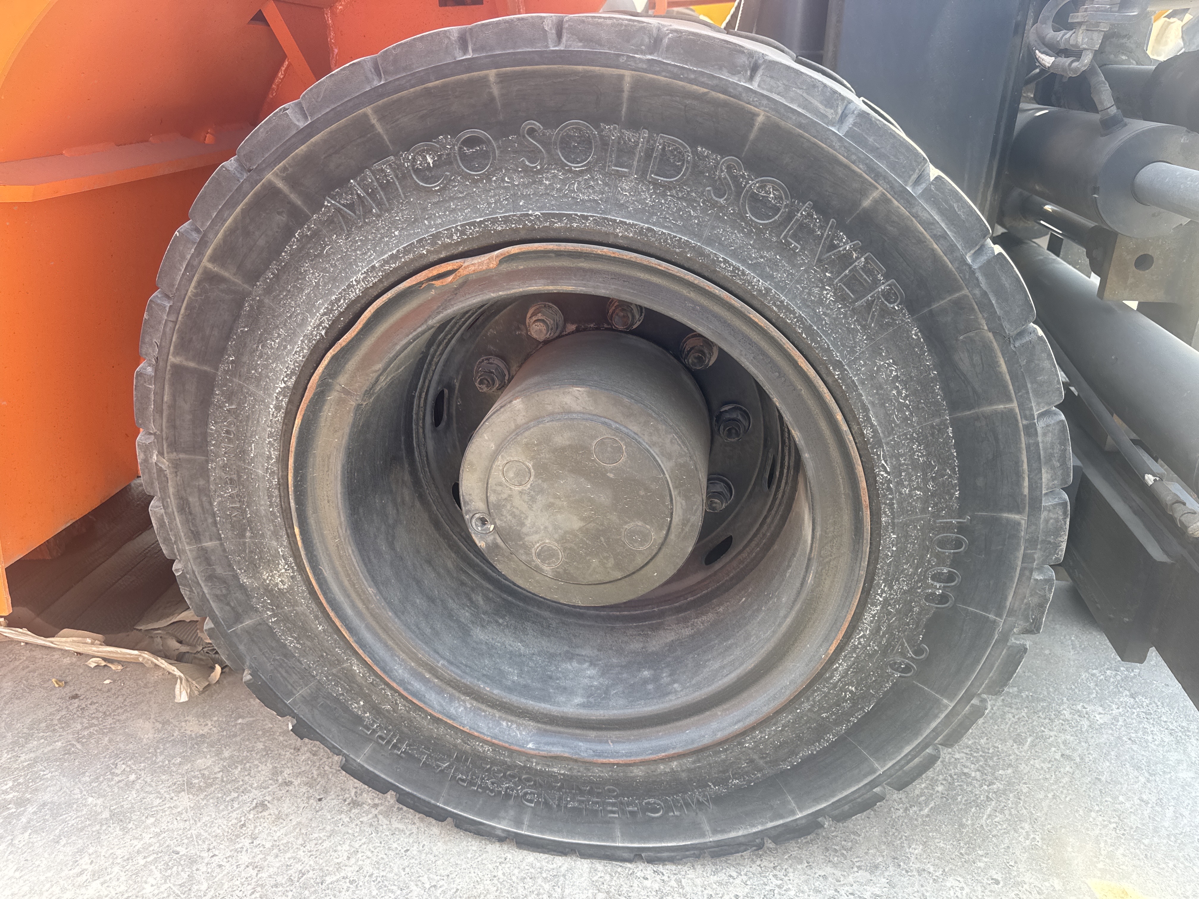 FLM-023-Doosan-D130S-5-Forklifts-inspection-Chassis-Right-front-tire-/-wheel-hub---condition-1