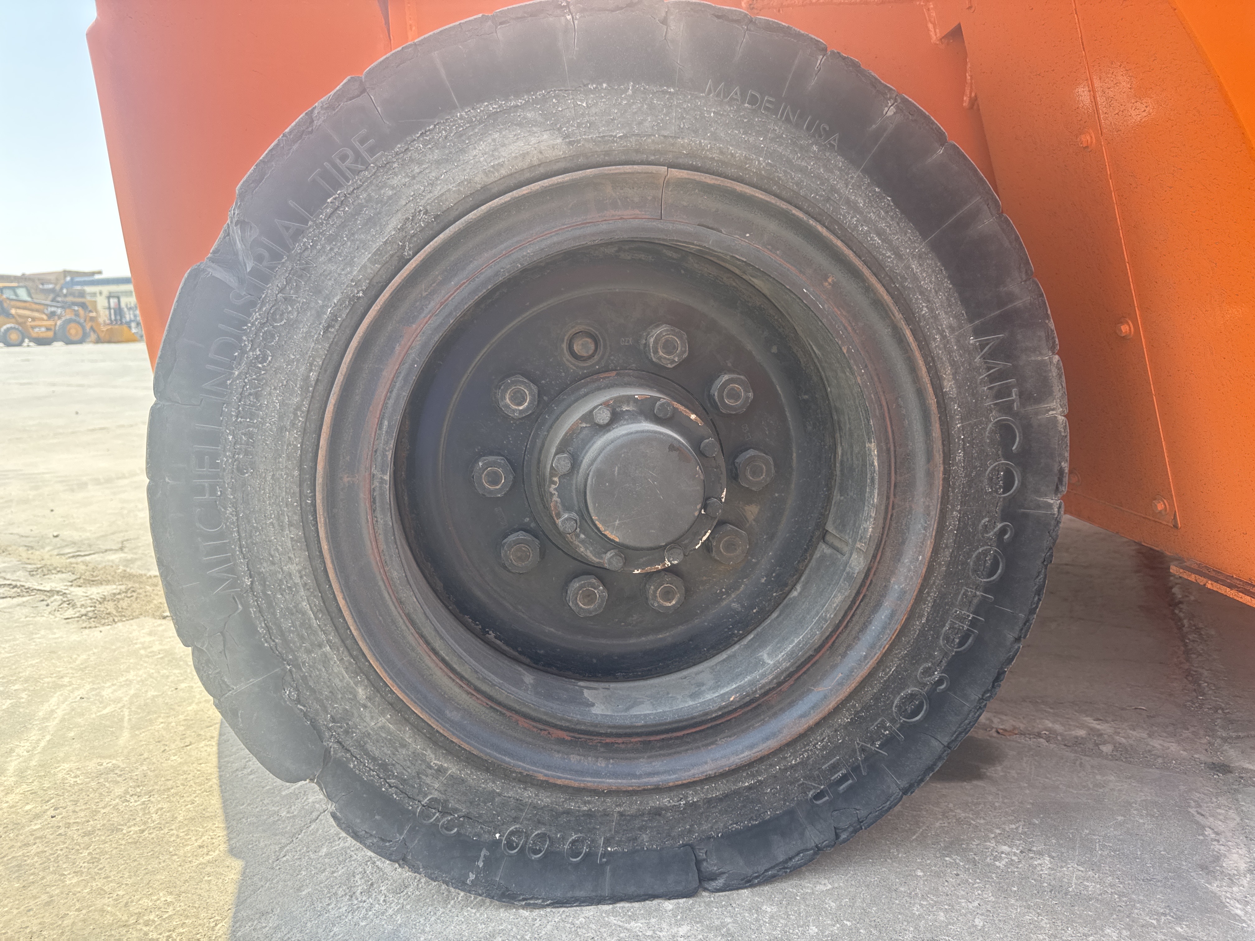 FLM-023-Doosan-D130S-5-Forklifts-inspection-Chassis-Right-rear-tire-/-wheel-hub---condition-1