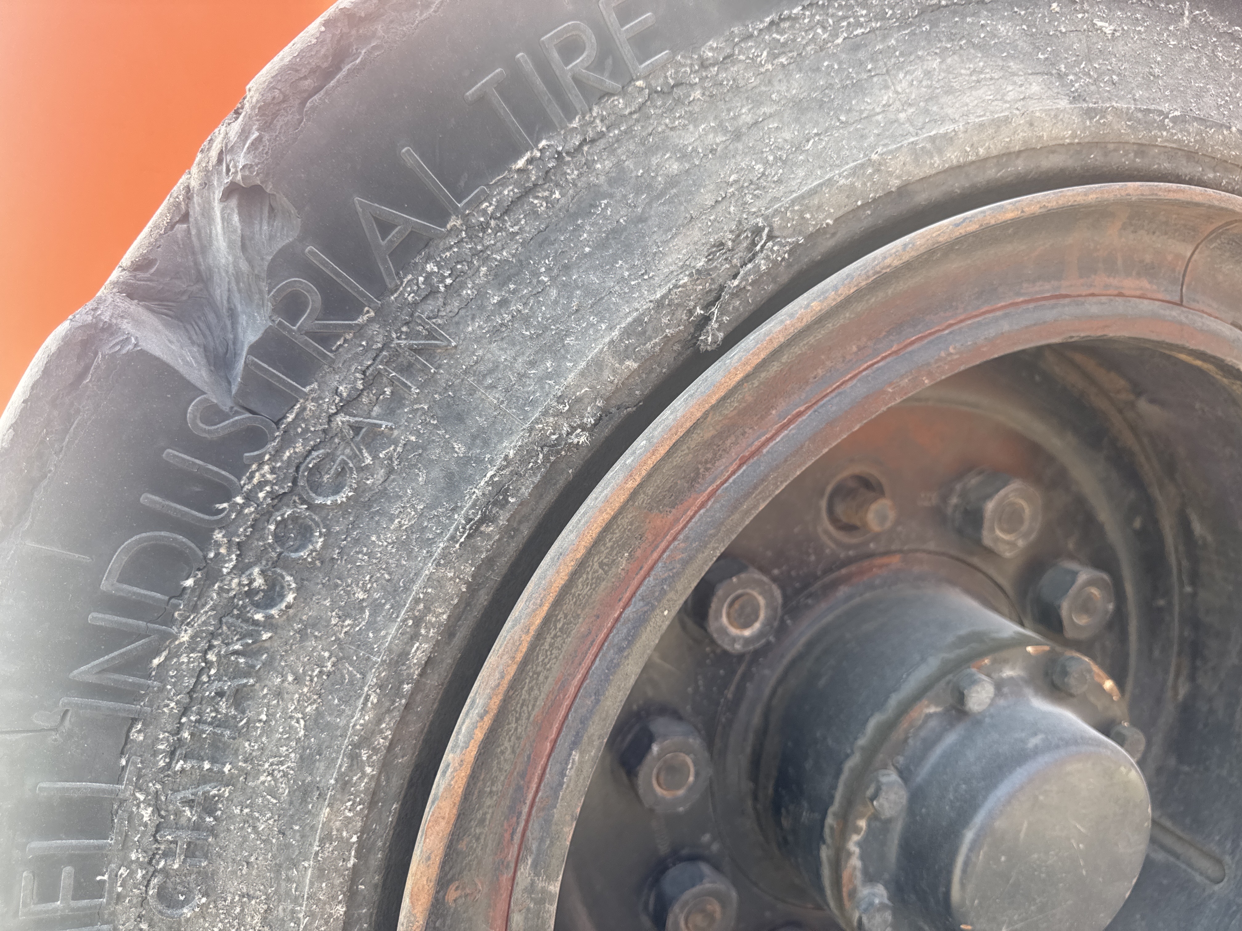 FLM-023-Doosan-D130S-5-Forklifts-inspection-Chassis-Right-rear-tire-/-wheel-hub---condition-1