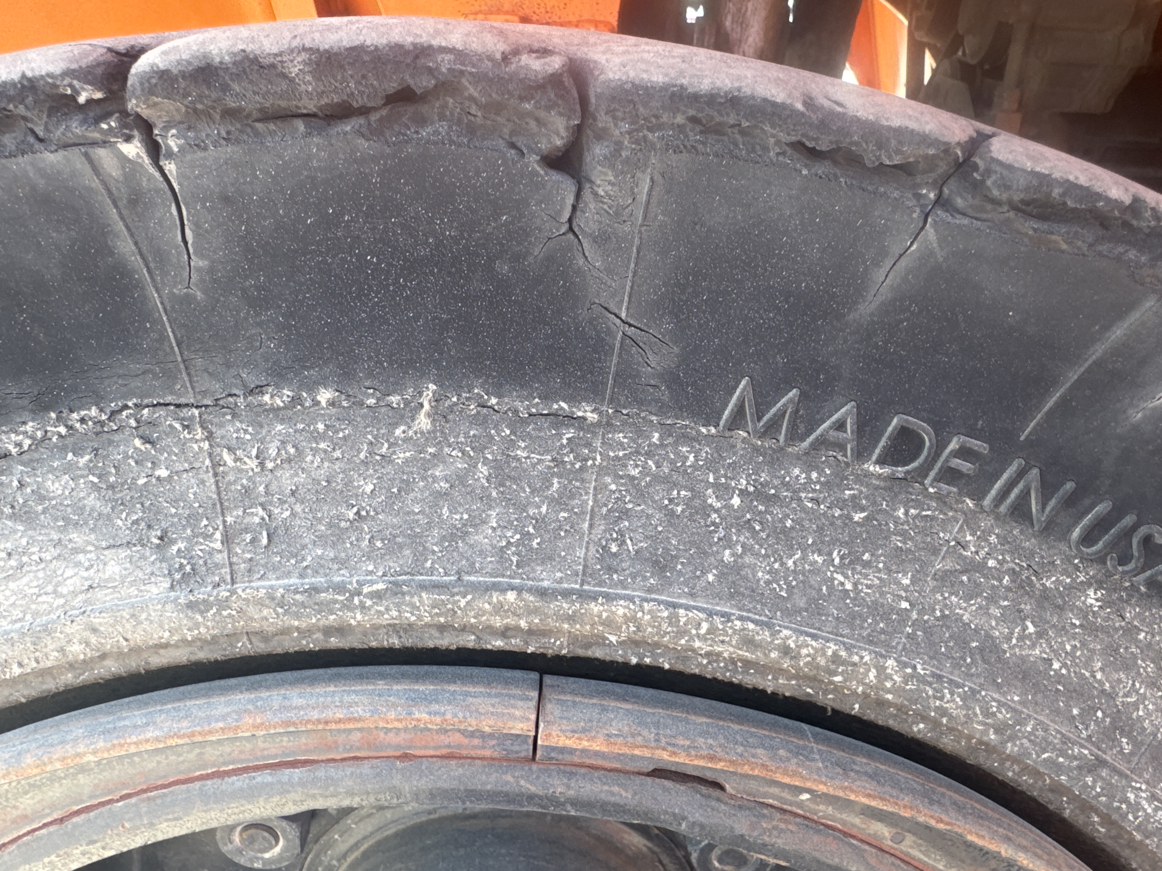 FLM-023-Doosan-D130S-5-Forklifts-inspection-Chassis-Right-rear-tire-/-wheel-hub---condition-1