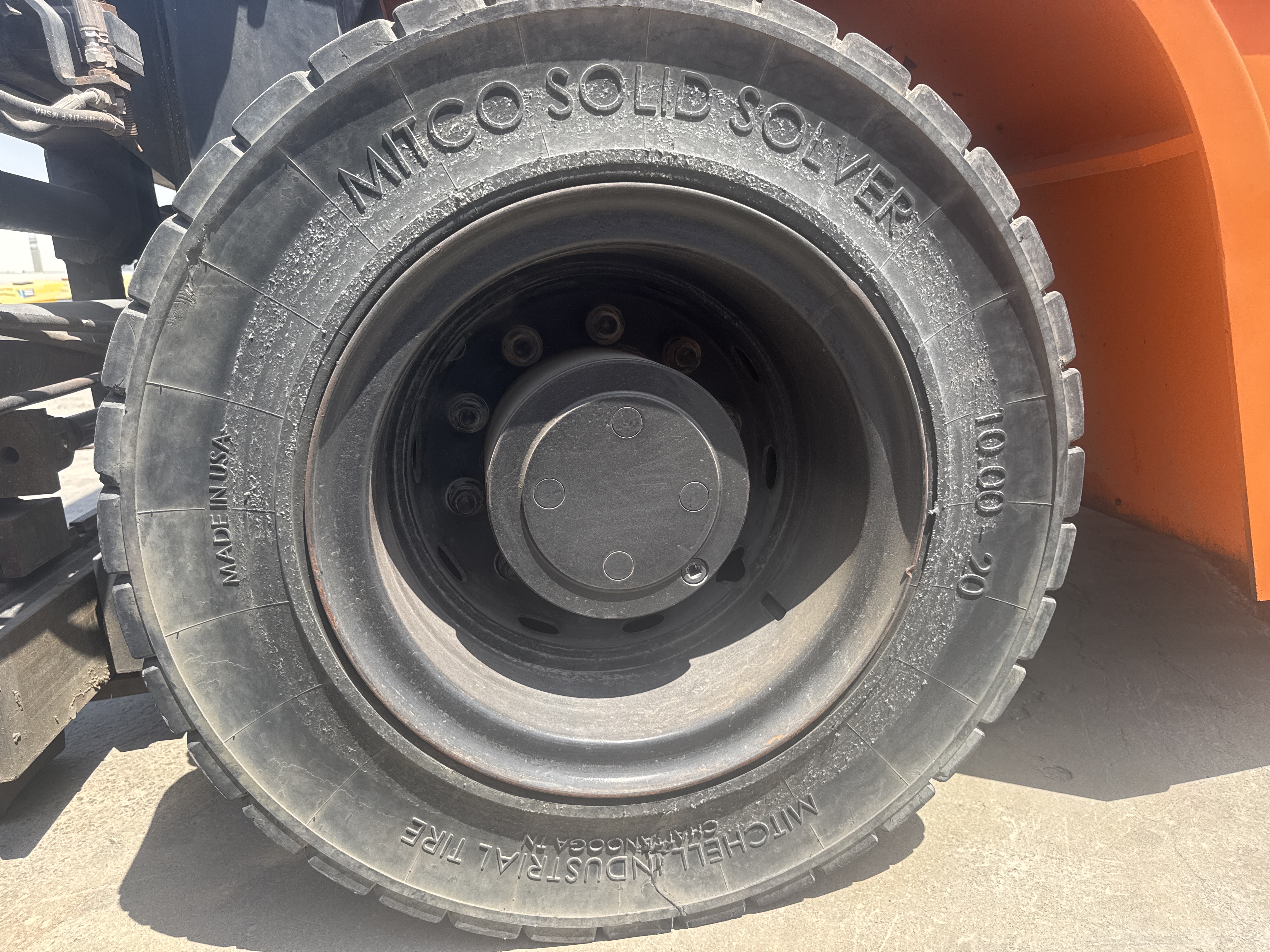 FLM-023-Doosan-D130S-5-Forklifts-inspection-Chassis-Left-front-tire-/-wheel-hub---condition-1