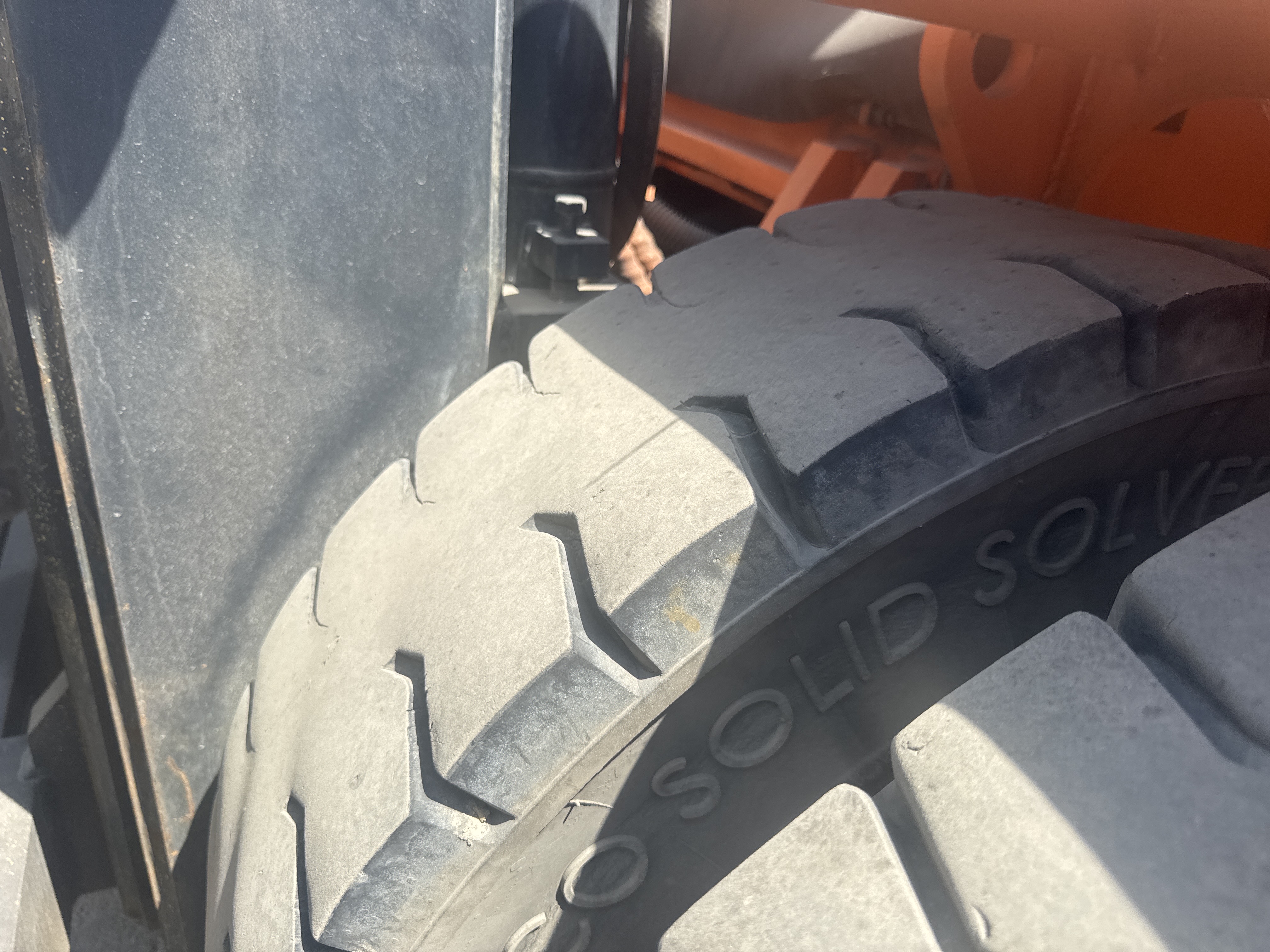 FLM-023-Doosan-D130S-5-Forklifts-inspection-Chassis-Left-front-tire-/-wheel-hub---condition-1