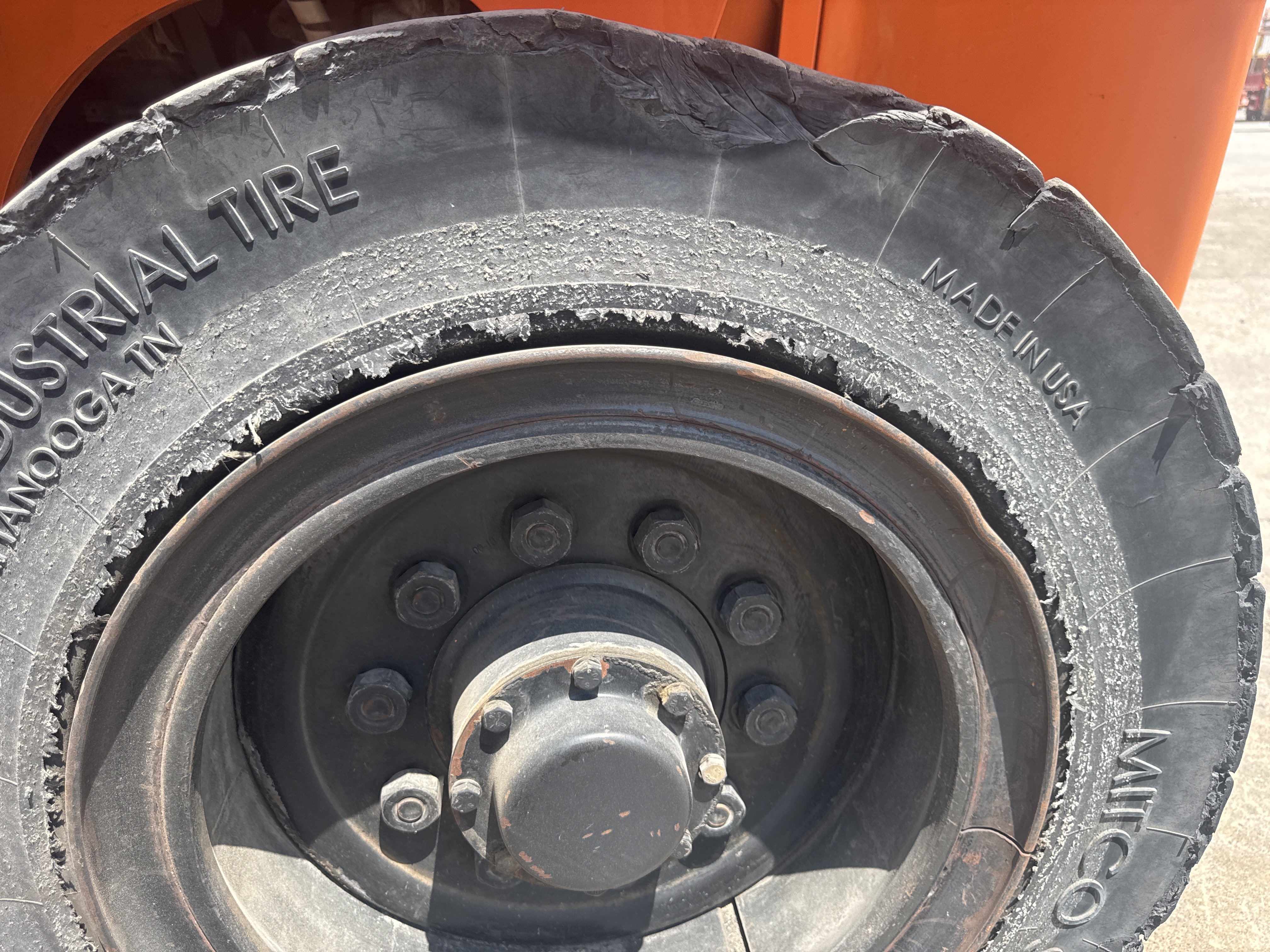 FLM-023-Doosan-D130S-5-Forklifts-inspection-Chassis-Left-rear-tire-/-wheel-hub---condition-1