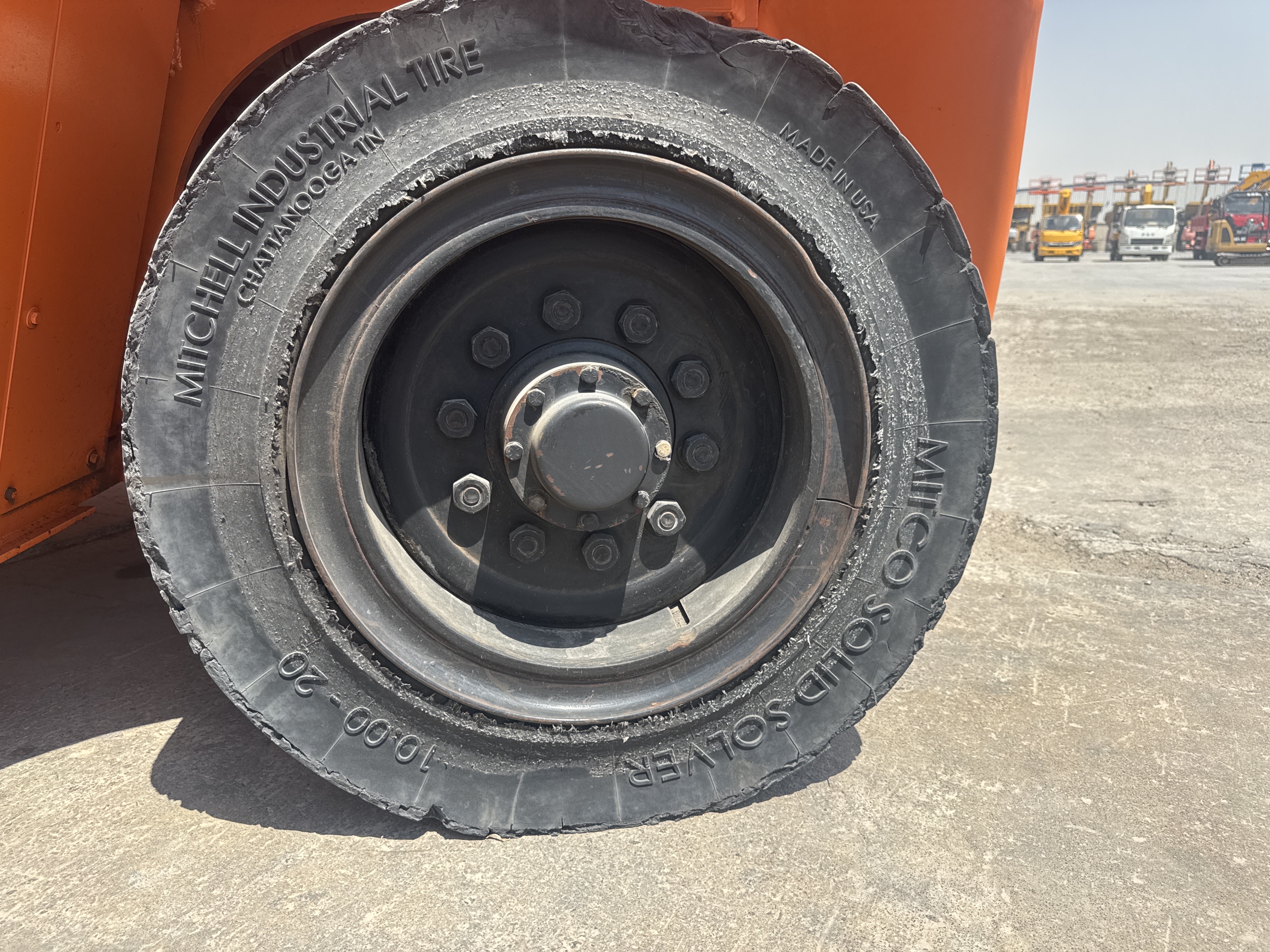 FLM-023-Doosan-D130S-5-Forklifts-inspection-Chassis-Left-rear-tire-/-wheel-hub---condition-1