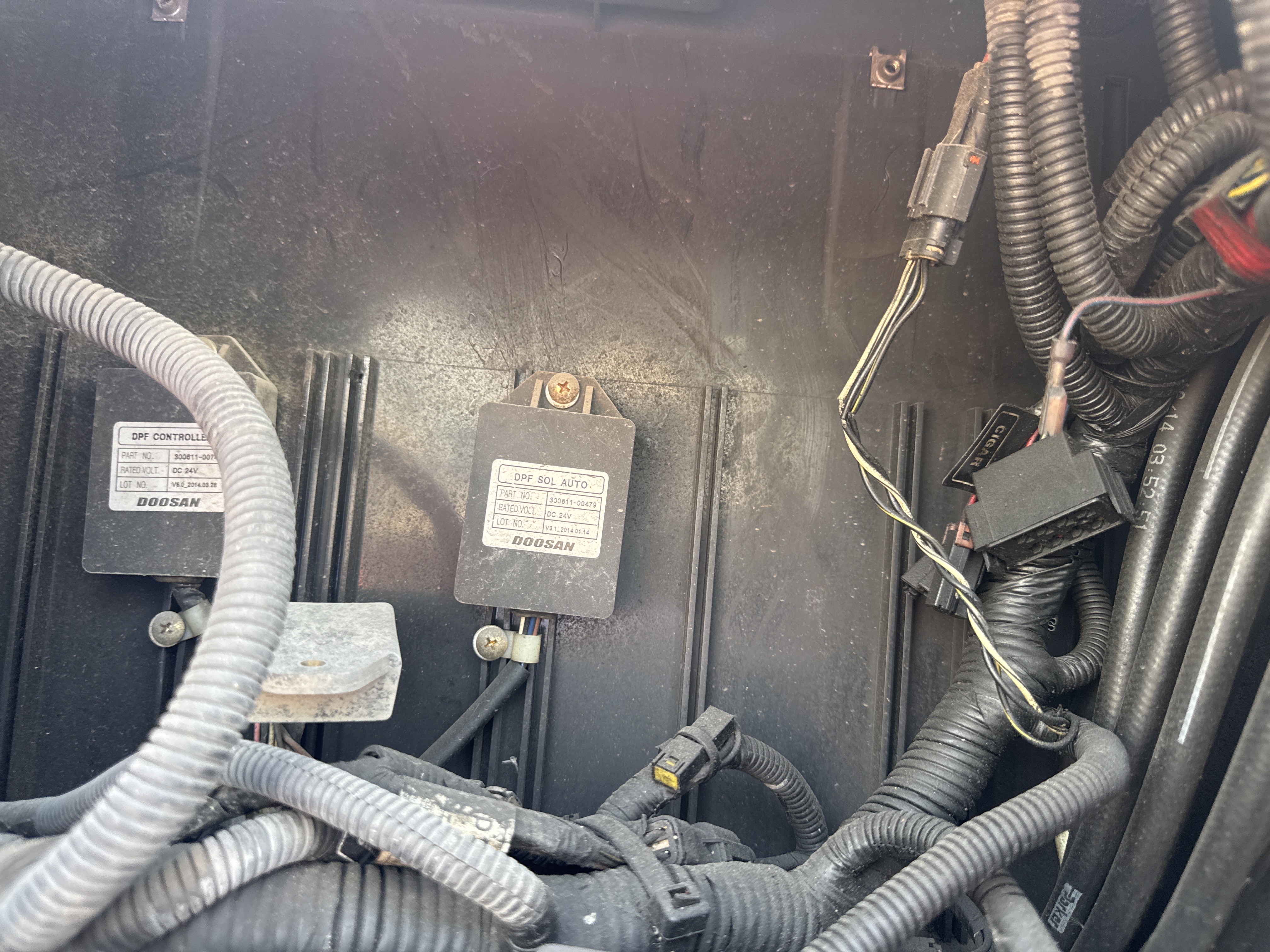 FLM-023-Doosan-D130S-5-Forklifts-inspection-Electronics-Main-harness-1
