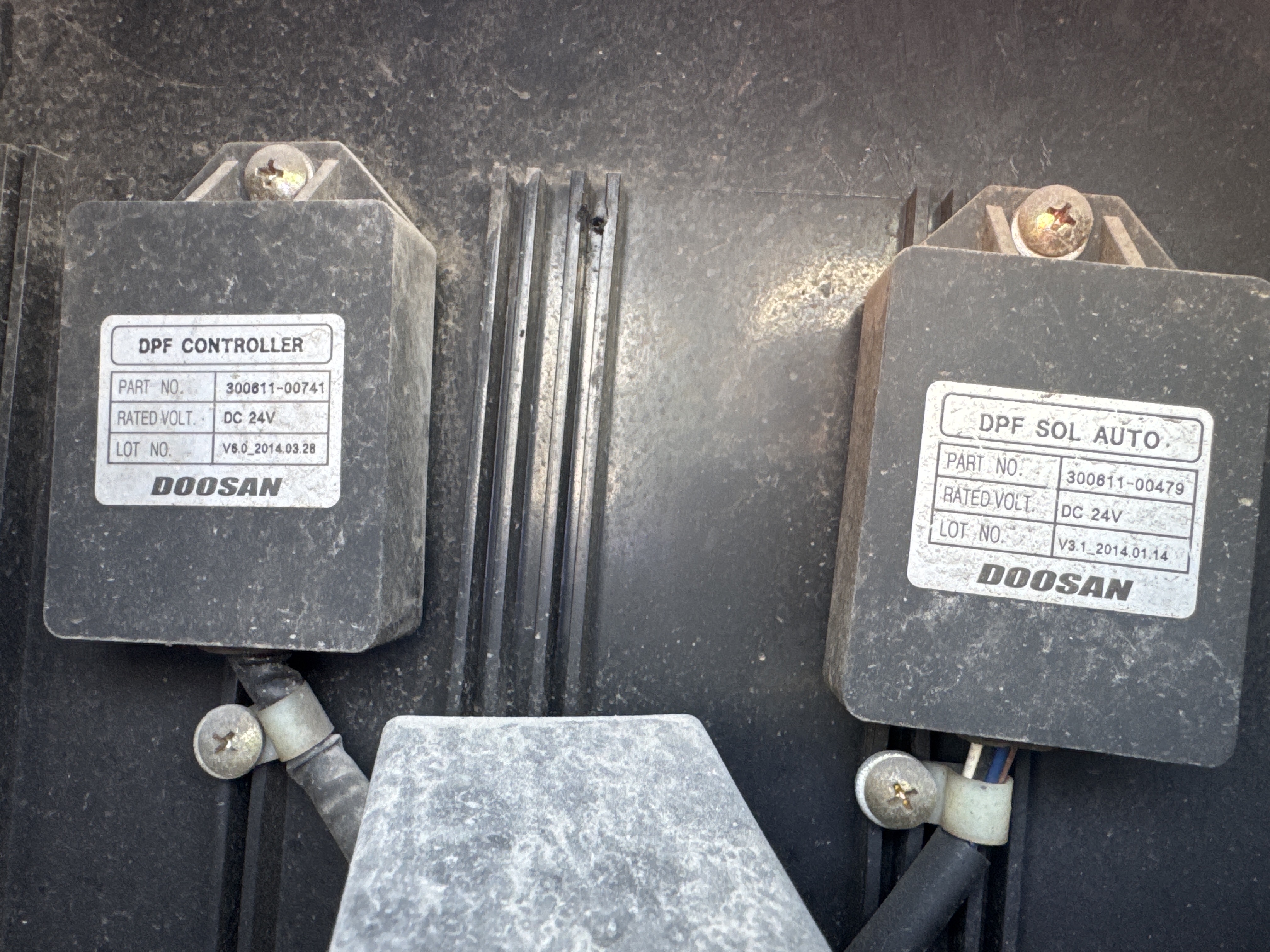 FLM-023-Doosan-D130S-5-Forklifts-inspection-Electronics-Fuse-box-1