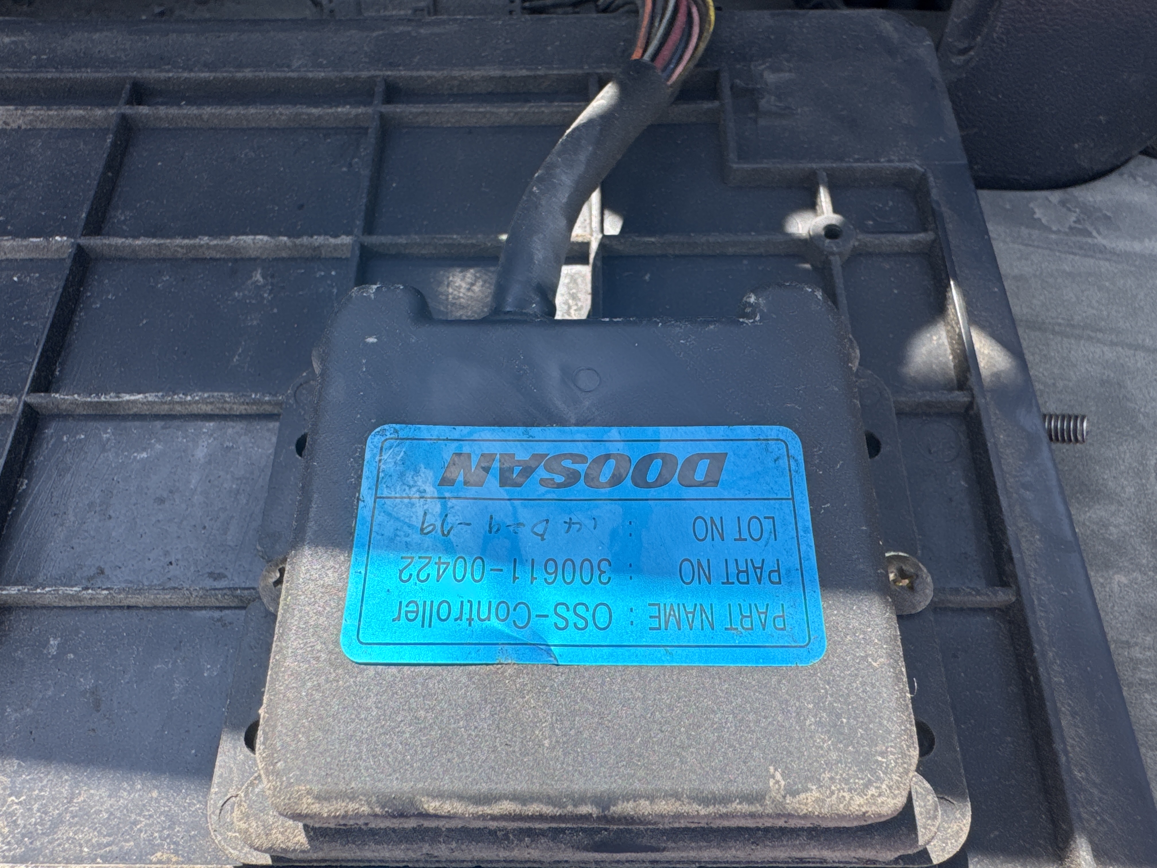 FLM-023-Doosan-D130S-5-Forklifts-inspection-Electronics-Fuse-box-1