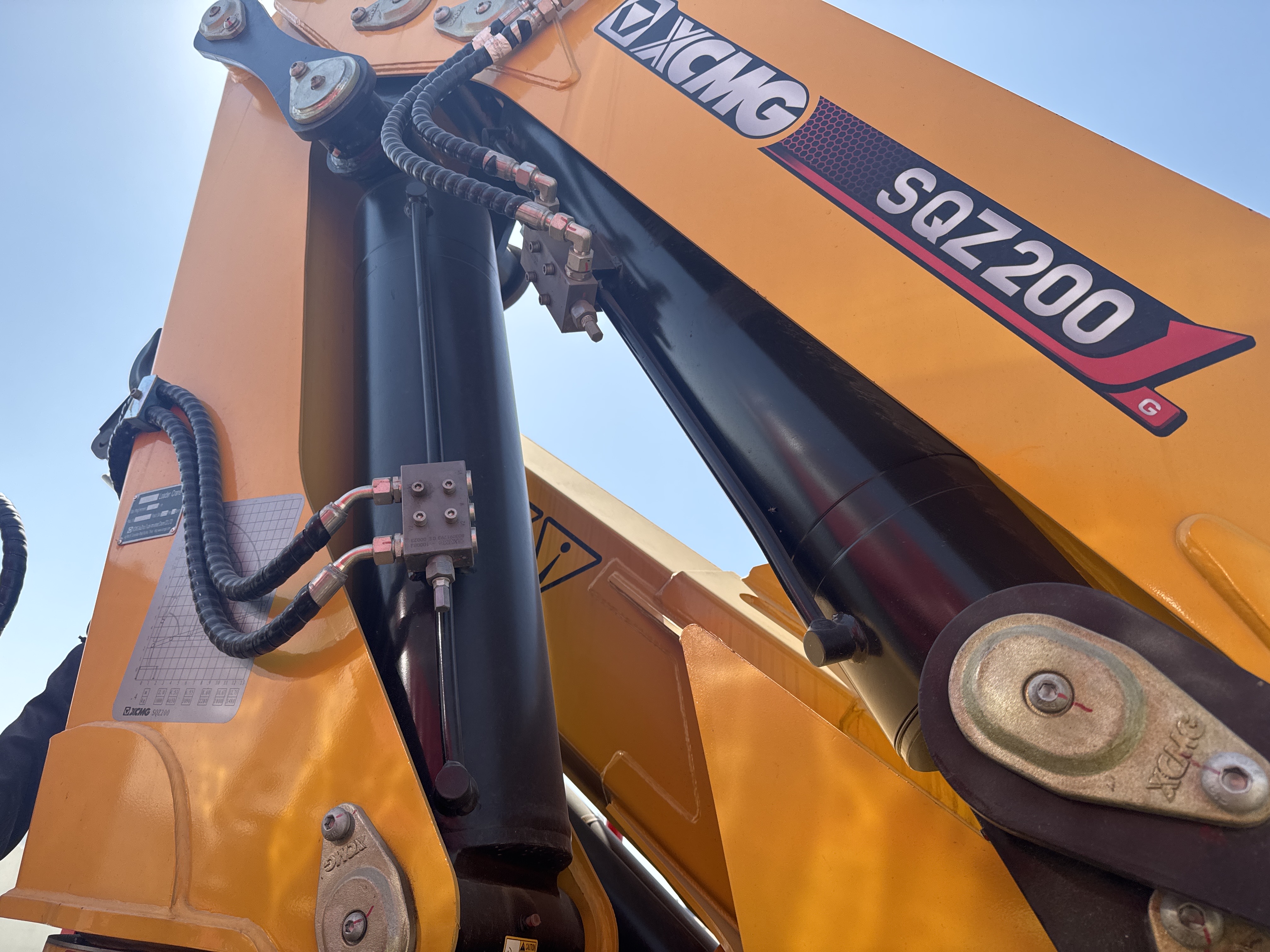BTC-003-XCMG-SQZ200-Boom-truck-cranes-inspection-Hydraulics-Boom-lift-cylinder-1