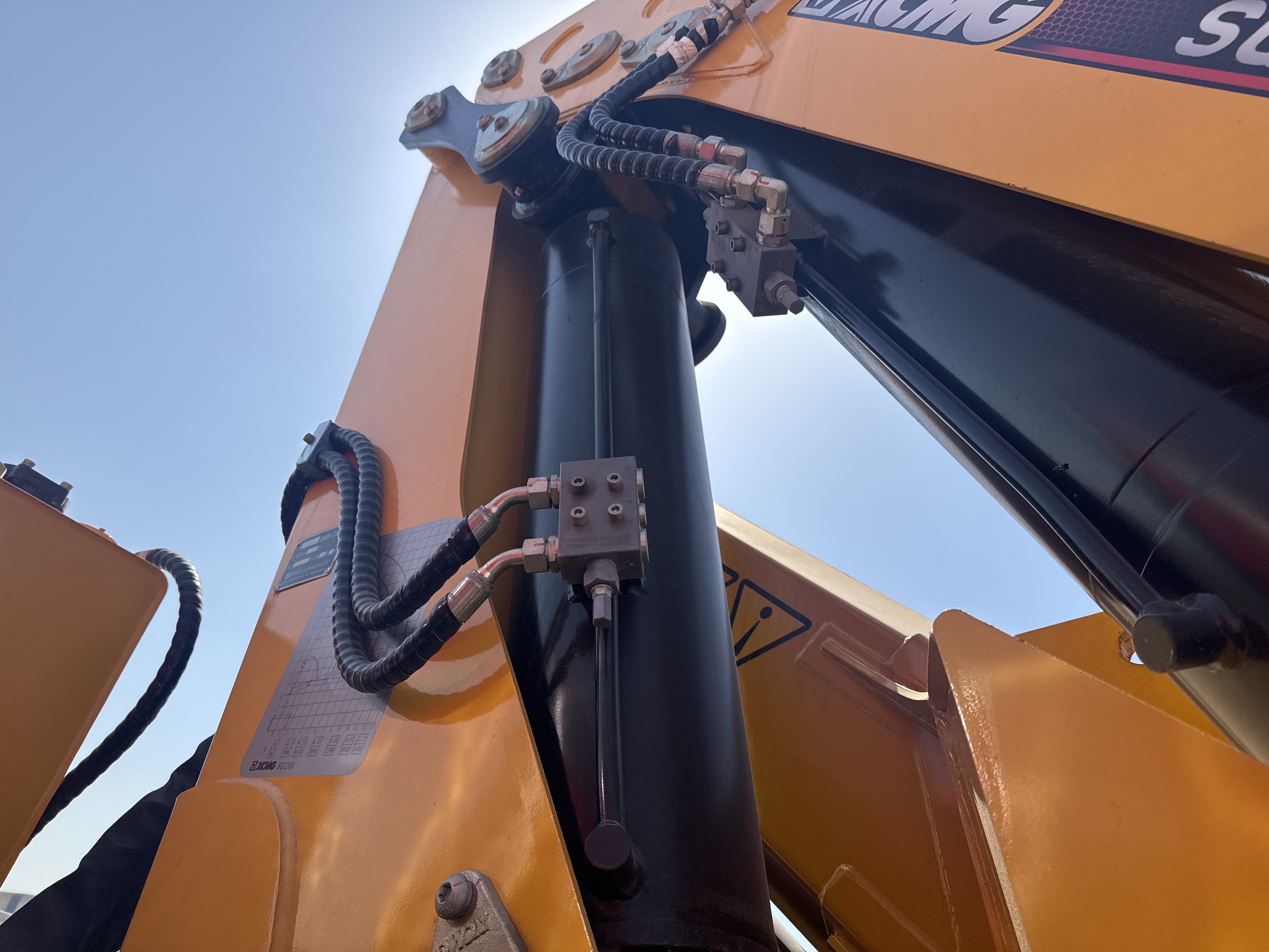 BTC-003-XCMG-SQZ200-Boom-truck-cranes-inspection-Hydraulics-Boom-lift-cylinder-1