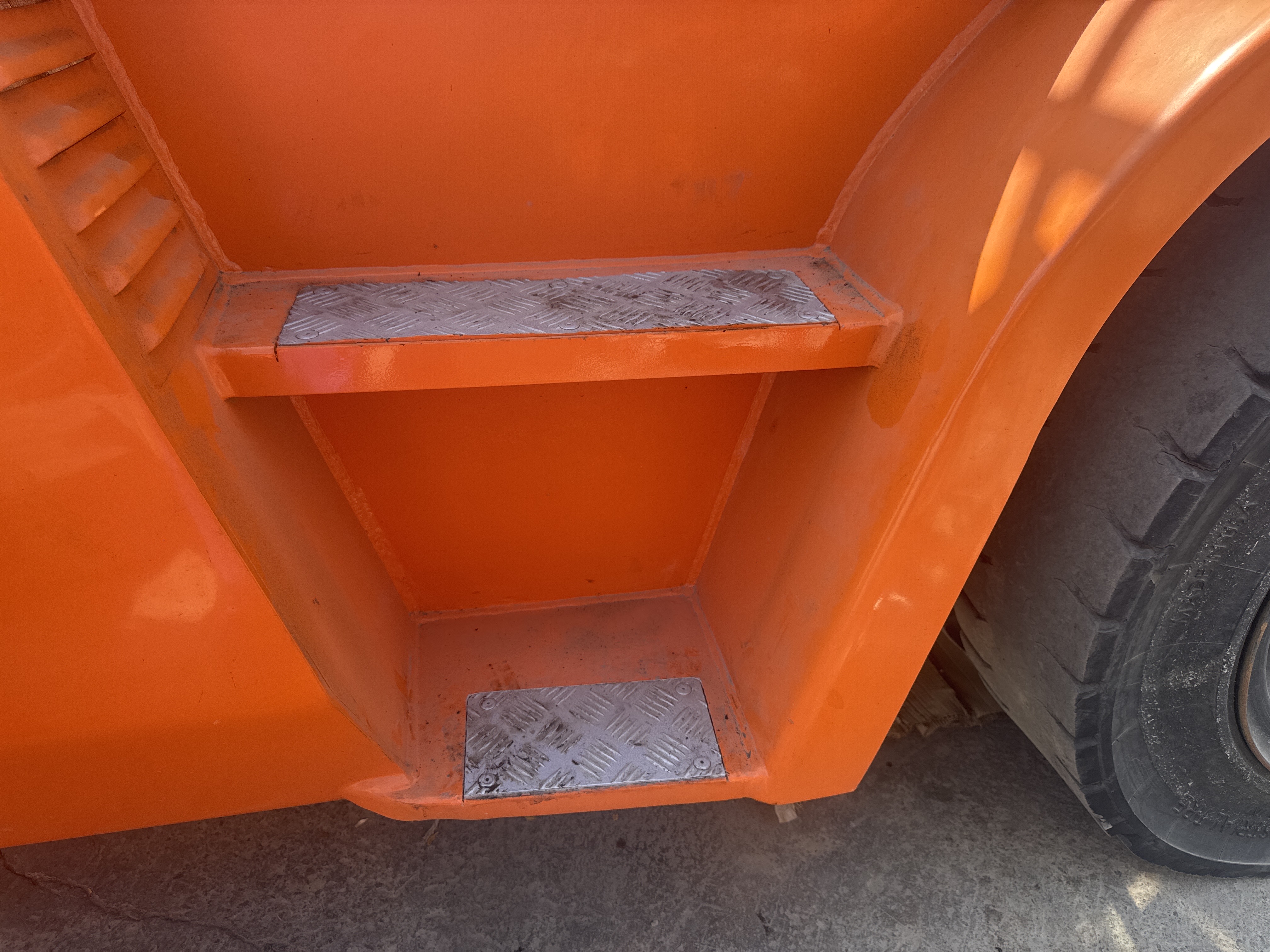 FLM-023-Doosan-D130S-5-Forklifts-inspection-Structure-Steps/ladders-1