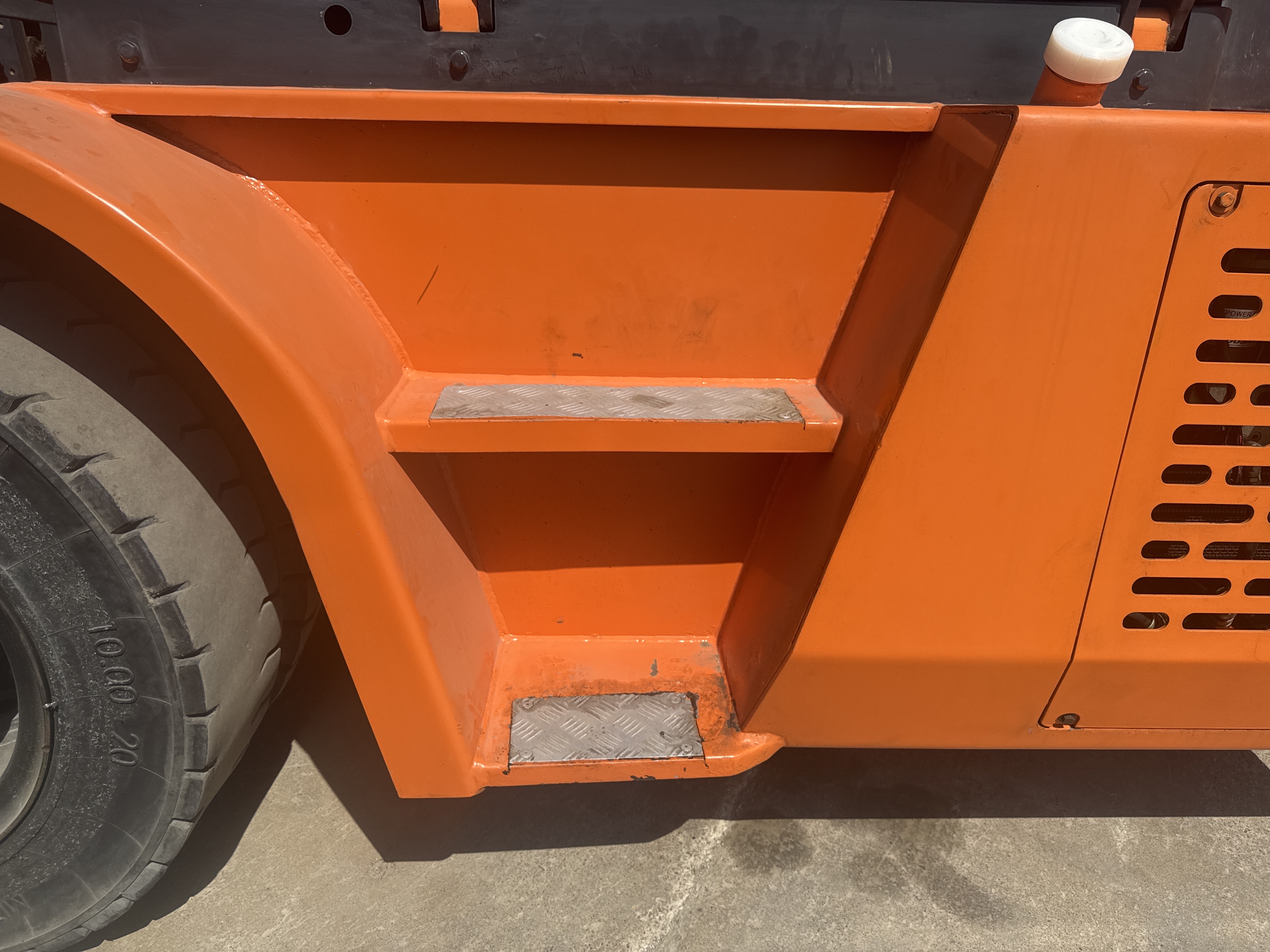 FLM-023-Doosan-D130S-5-Forklifts-inspection-Structure-Steps/ladders-1