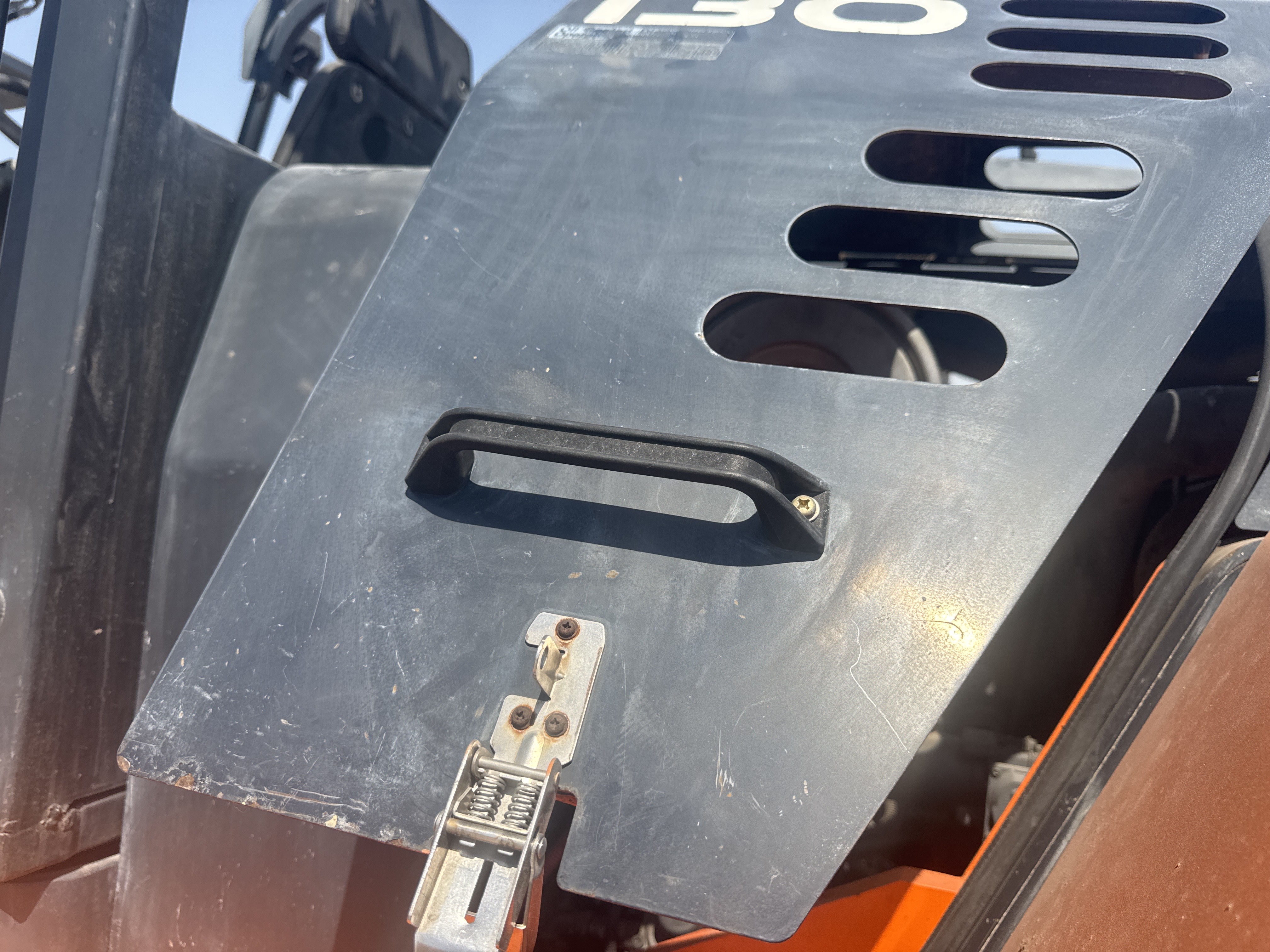 FLM-023-Doosan-D130S-5-Forklifts-inspection-Structure-Sheet-metal-(fiberglass)-1