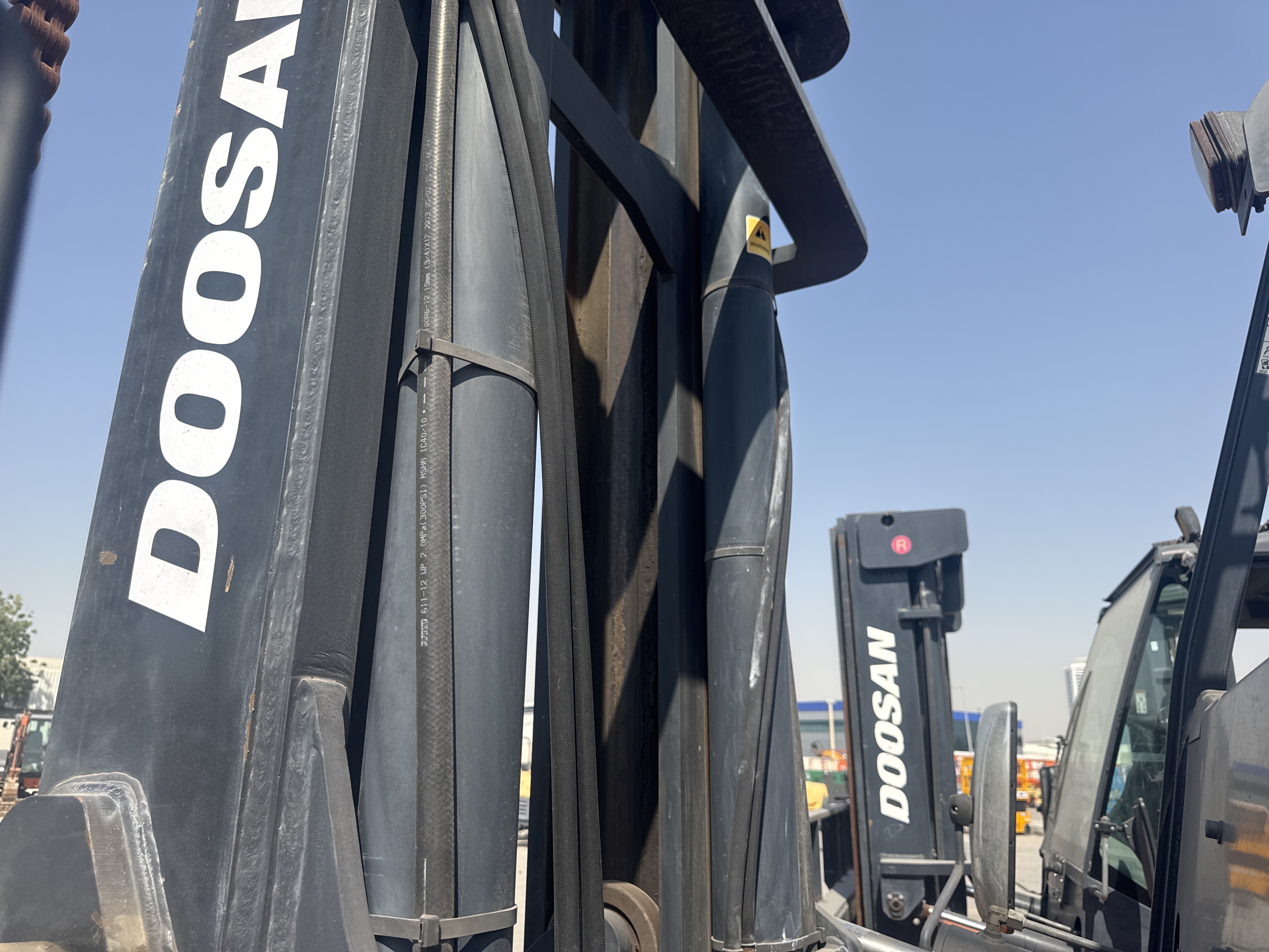 FLM-023-Doosan-D130S-5-Forklifts-inspection-Hydraulics-Lift-cylinders-1