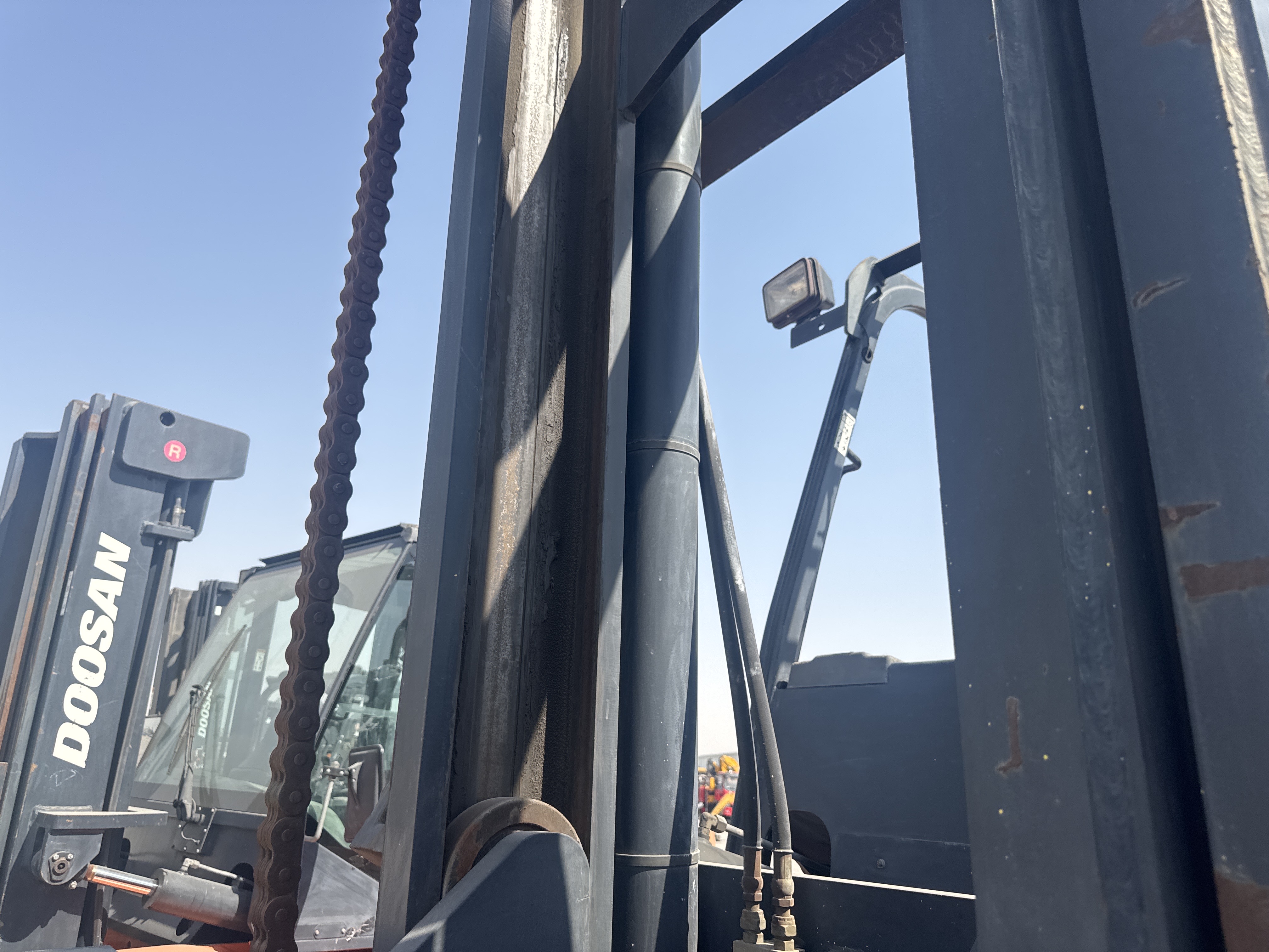FLM-023-Doosan-D130S-5-Forklifts-inspection-Hydraulics-Lift-cylinders-1