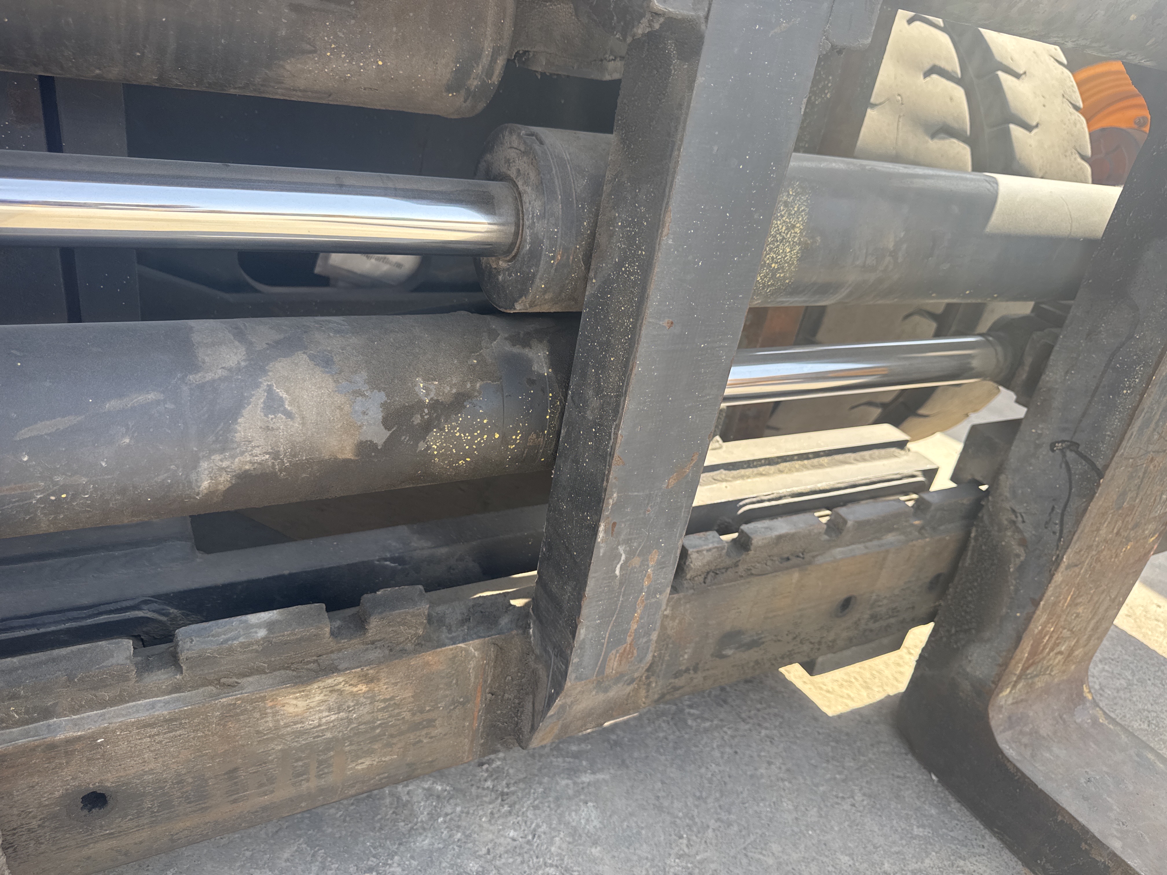 FLM-023-Doosan-D130S-5-Forklifts-inspection-Hydraulics-Fork-positioner-cylinders-1