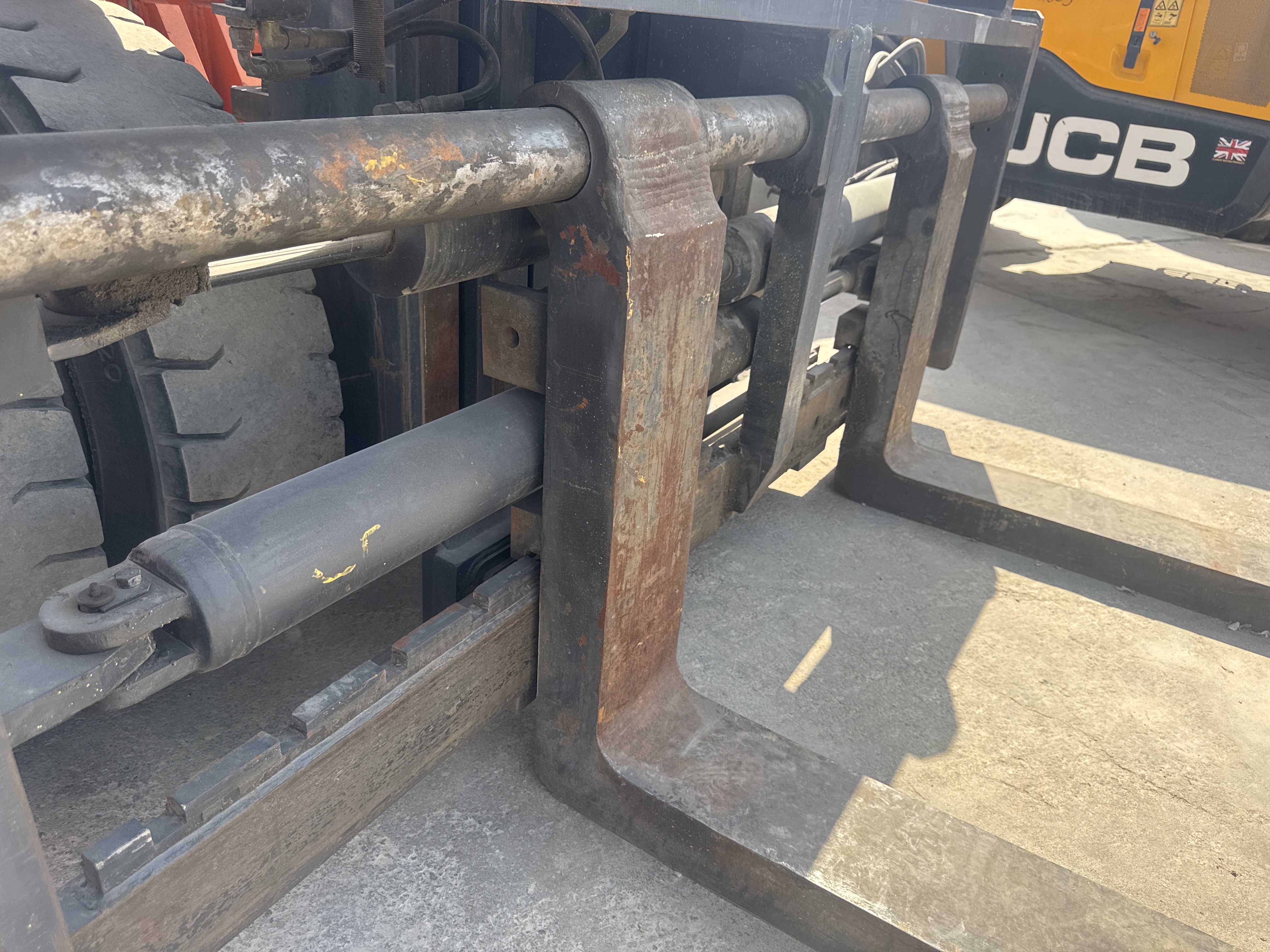 FLM-023-Doosan-D130S-5-Forklifts-inspection-Hydraulics-Fork-positioner-cylinders-1