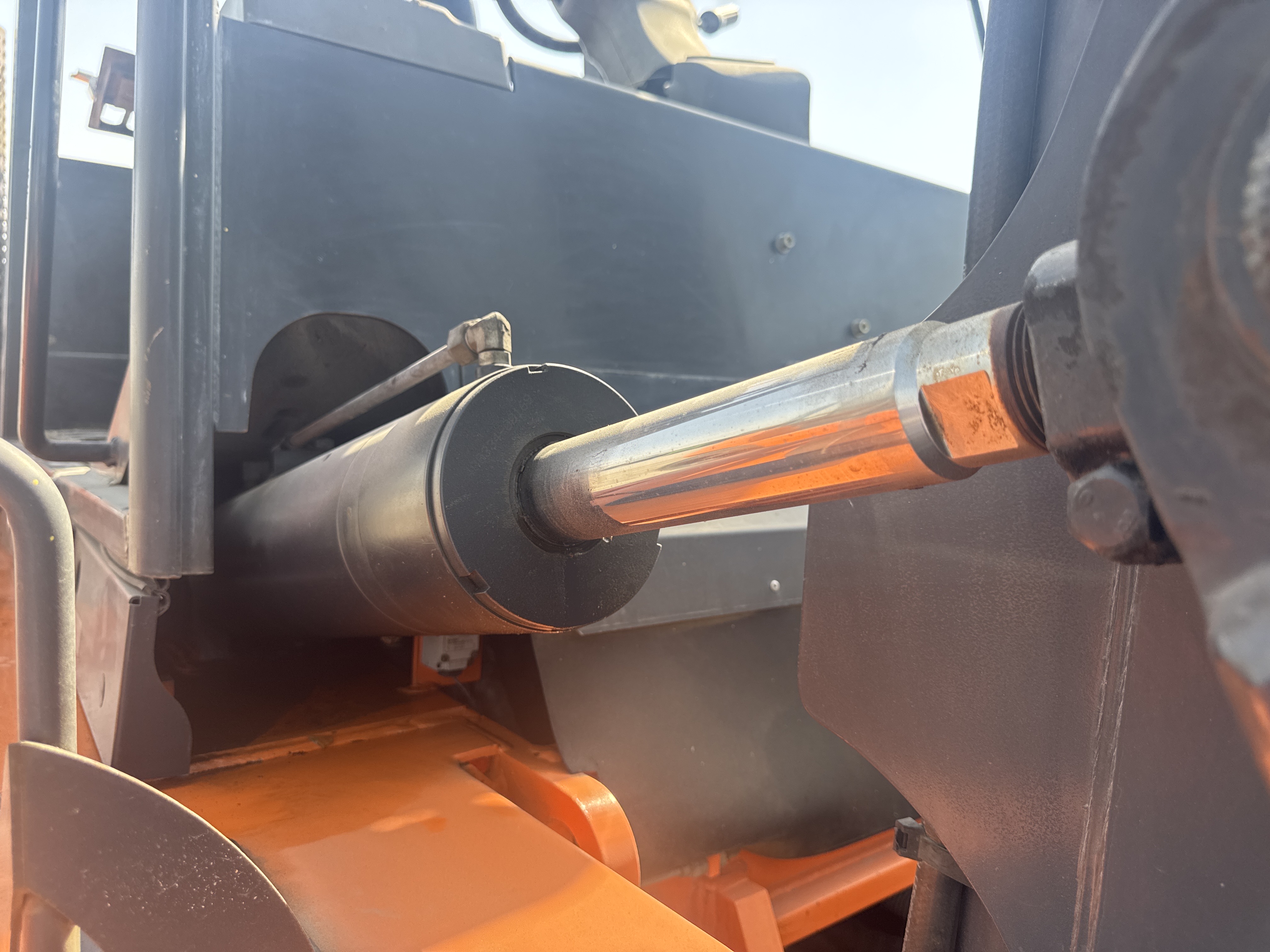 FLM-023-Doosan-D130S-5-Forklifts-inspection-Hydraulics-Tilt-cylinders-1
