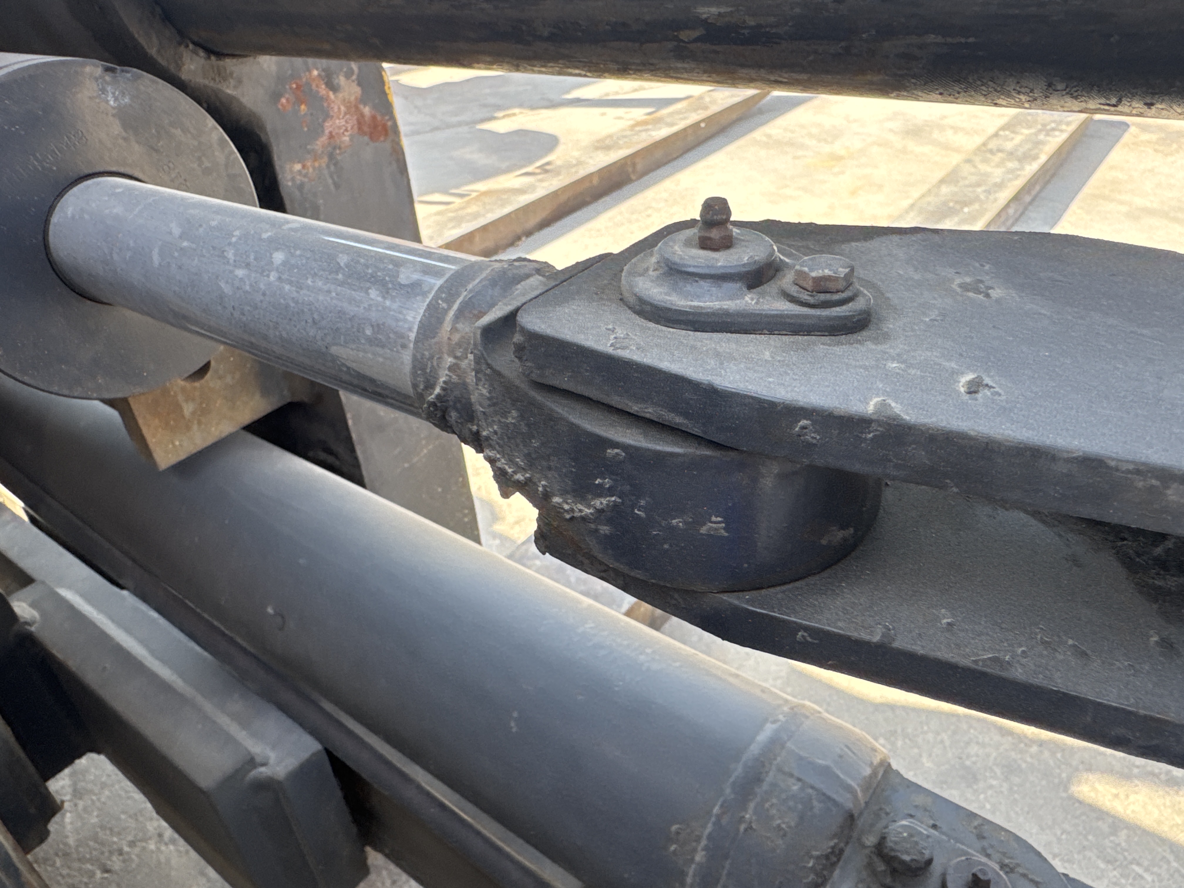 FLM-023-Doosan-D130S-5-Forklifts-inspection-Hydraulics-Hydraulic-pins-/-locks-1