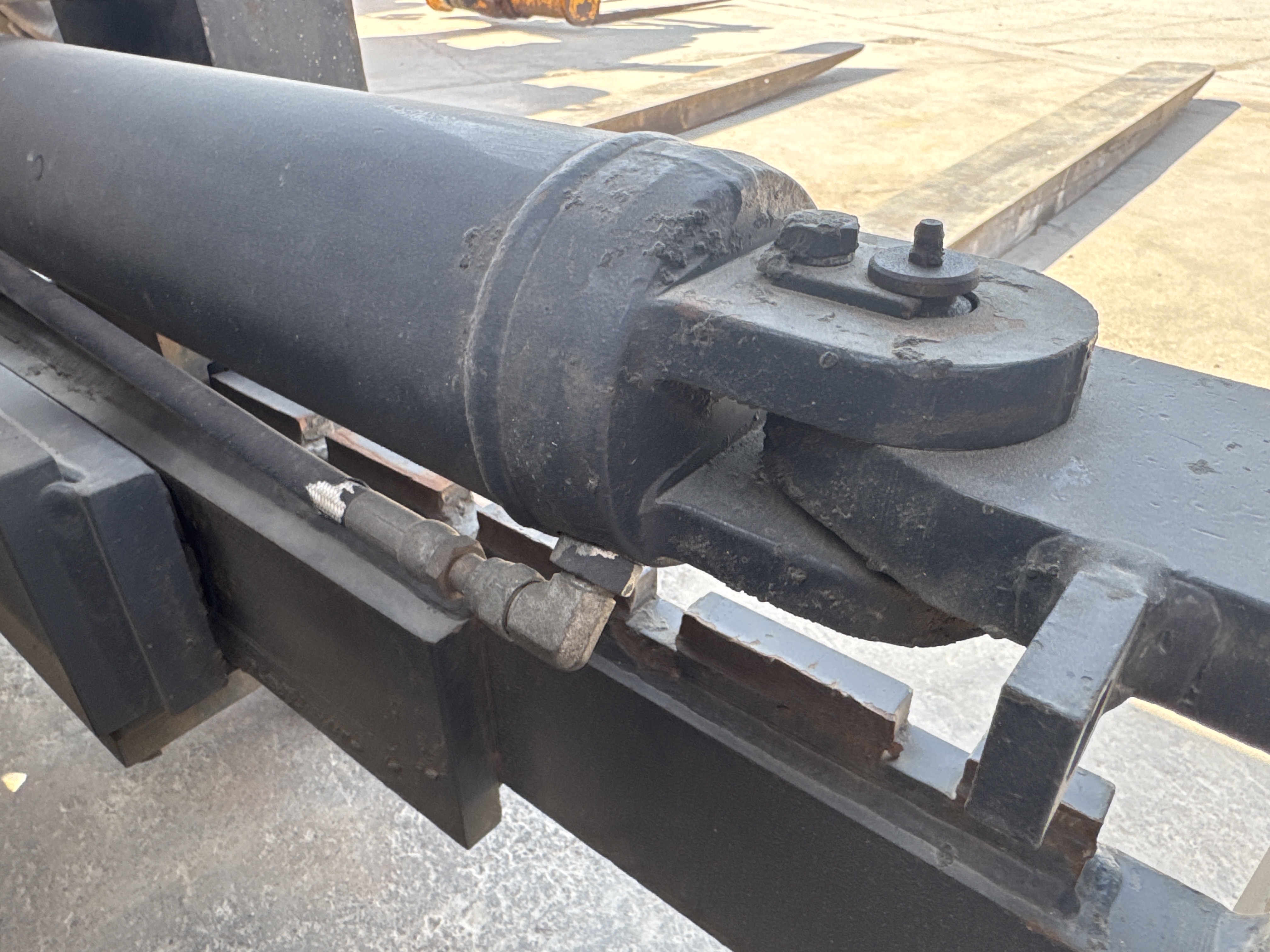 FLM-023-Doosan-D130S-5-Forklifts-inspection-Hydraulics-Hydraulic-pins-/-locks-1
