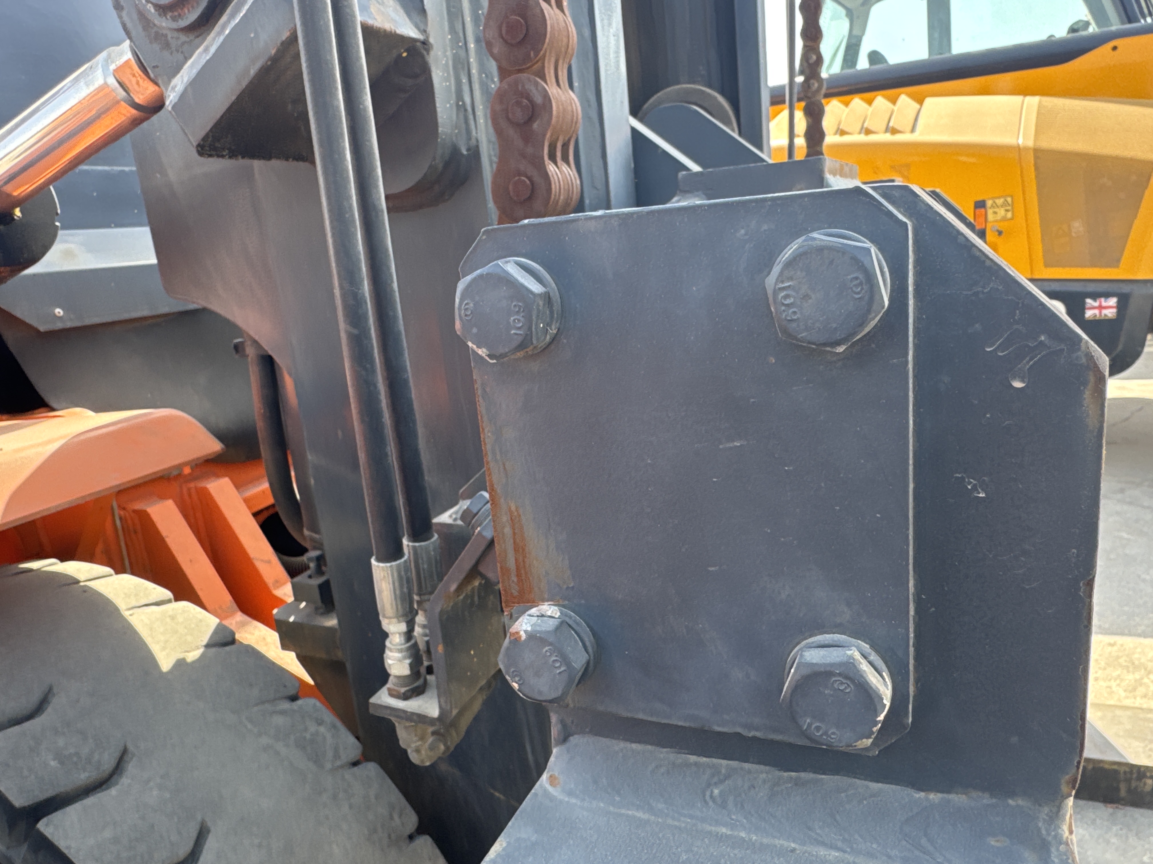 FLM-023-Doosan-D130S-5-Forklifts-inspection-Hydraulics-Hydraulic-pins-/-locks-1