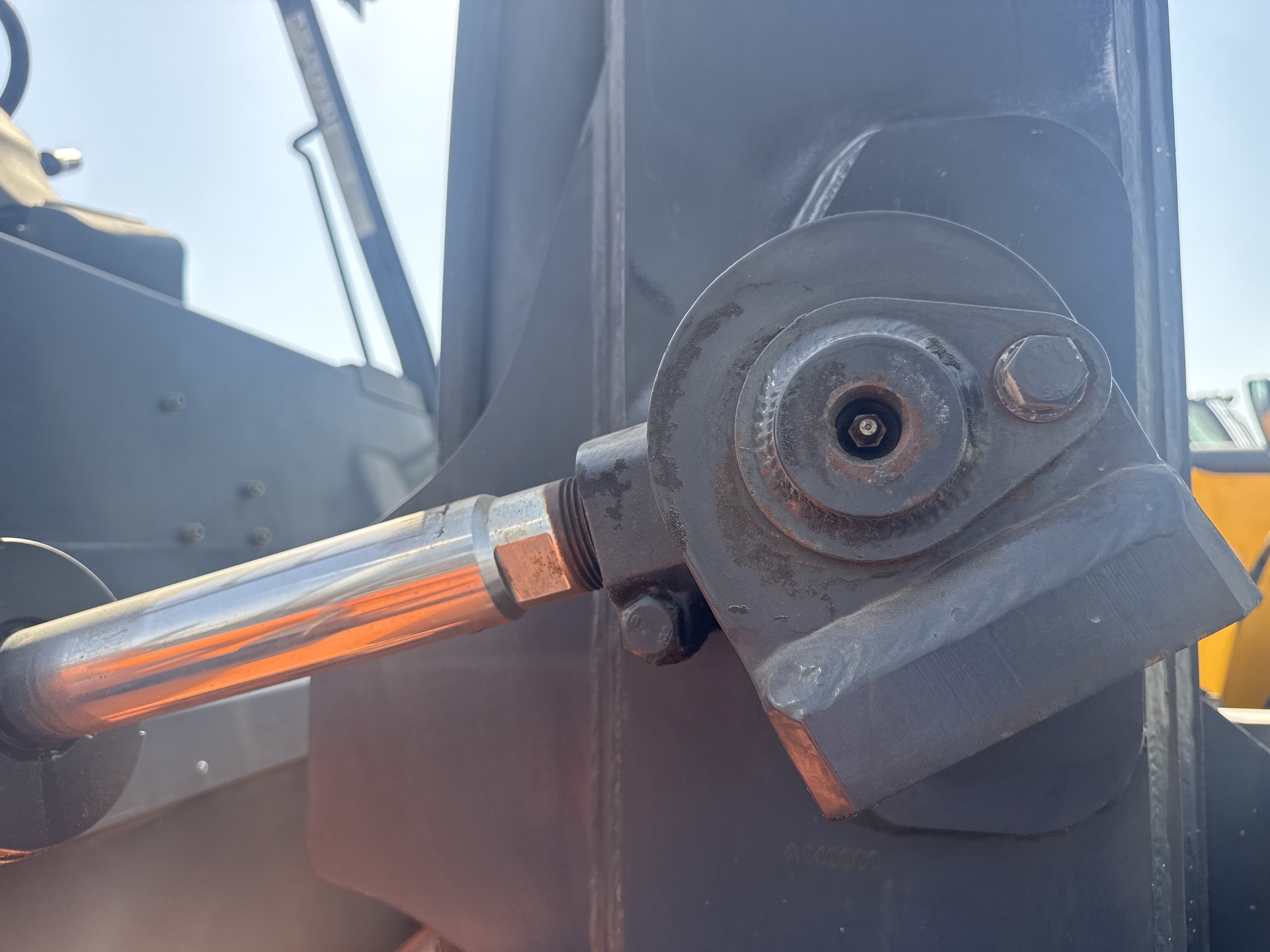 FLM-023-Doosan-D130S-5-Forklifts-inspection-Hydraulics-Hydraulic-pins-/-locks-1