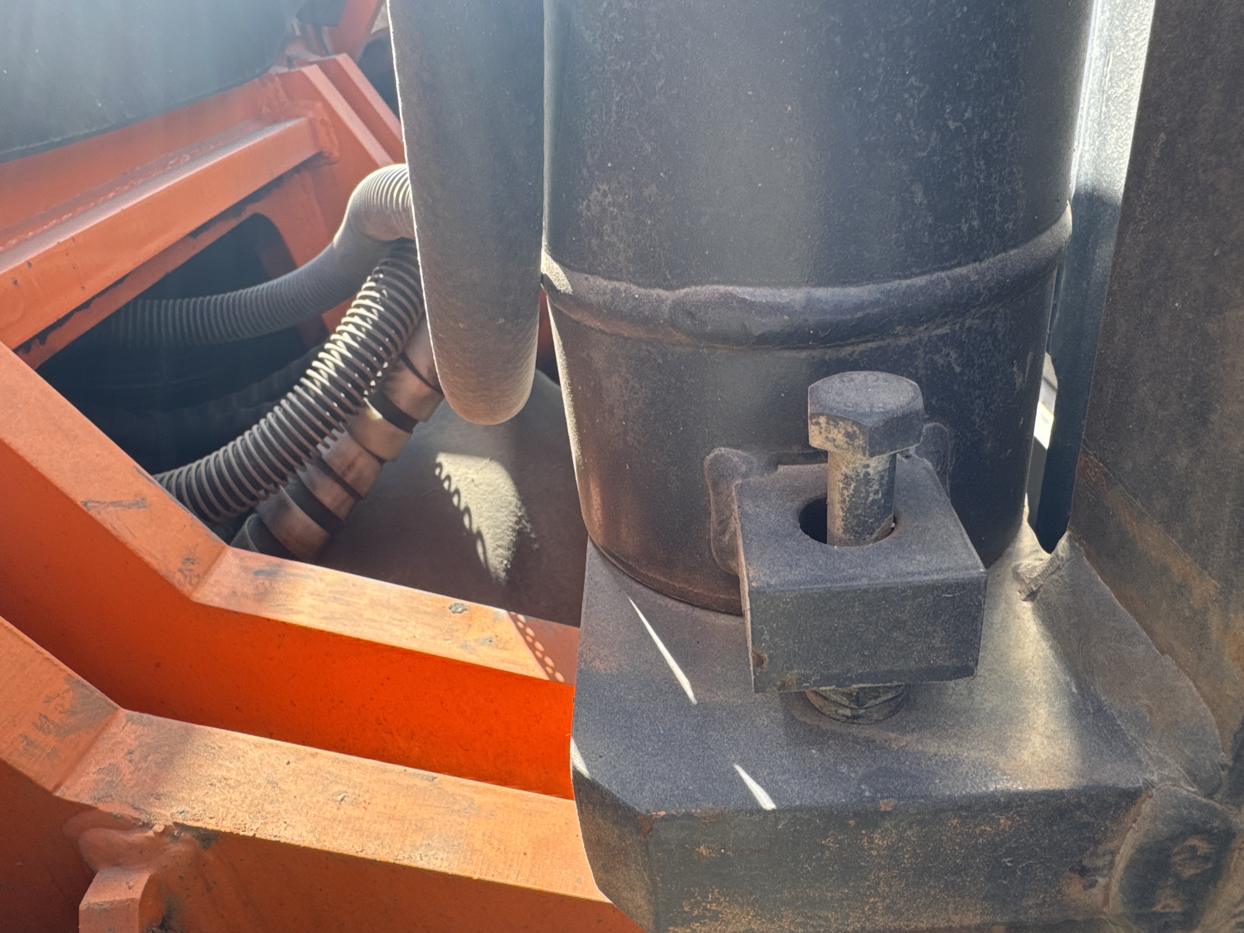 FLM-023-Doosan-D130S-5-Forklifts-inspection-Hydraulics-Hydraulic-pins-/-locks-1