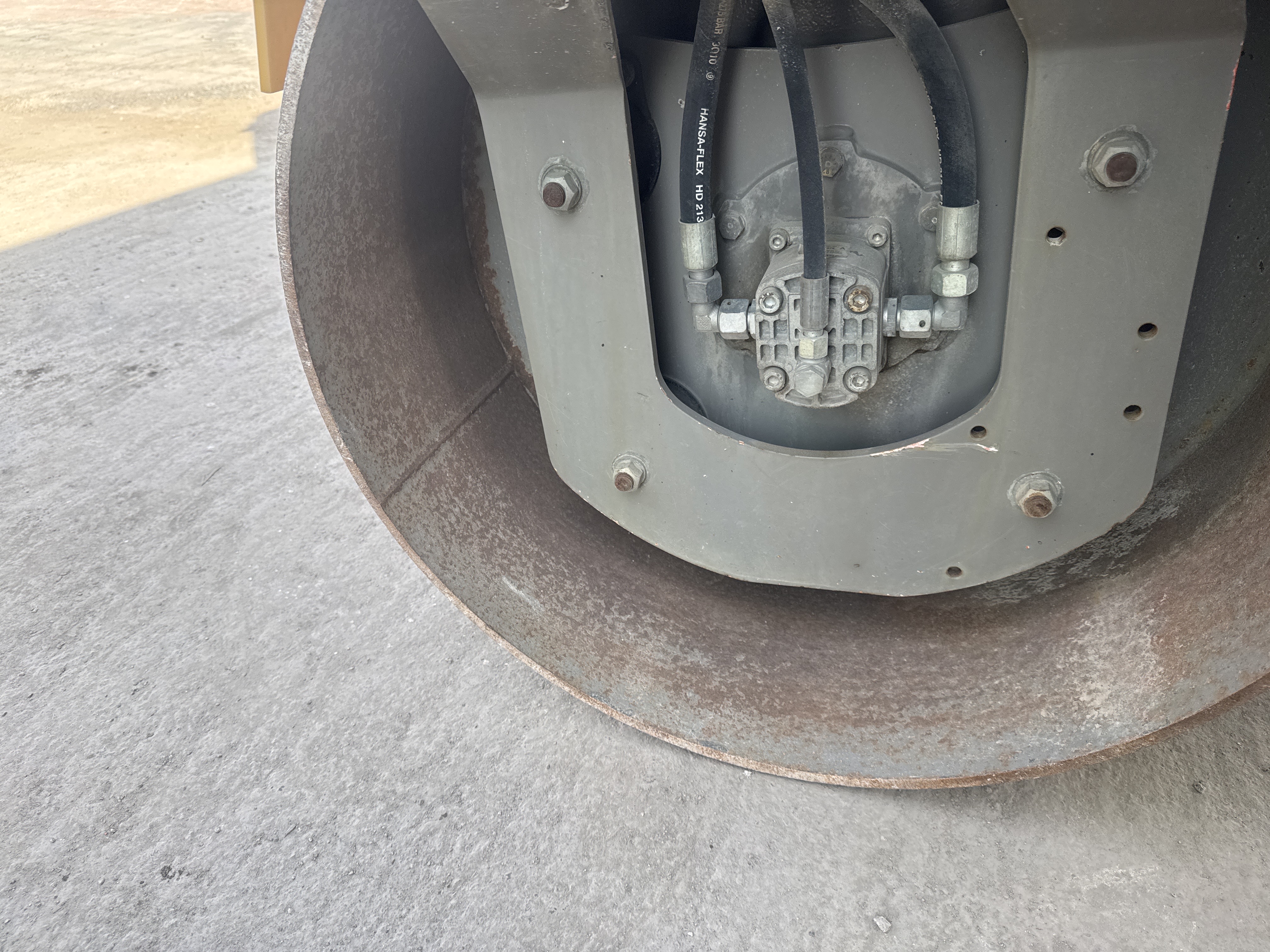SRC-011-Hamm-HD-12-VV-Tandem-rollers-inspection-Structure-Rear-drum-forks-1