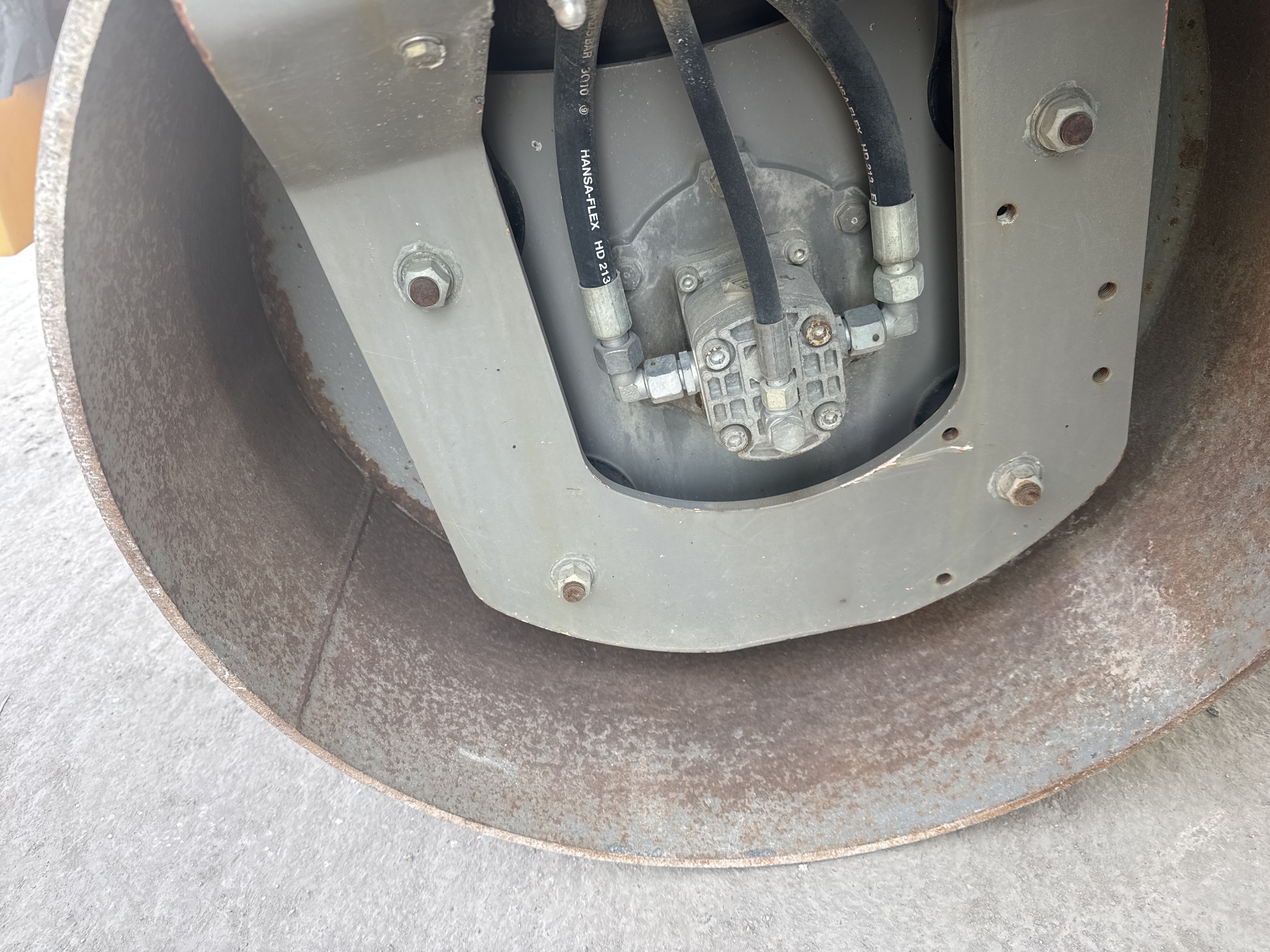 SRC-011-Hamm-HD-12-VV-Tandem-rollers-inspection-Structure-Rear-drum-forks-1