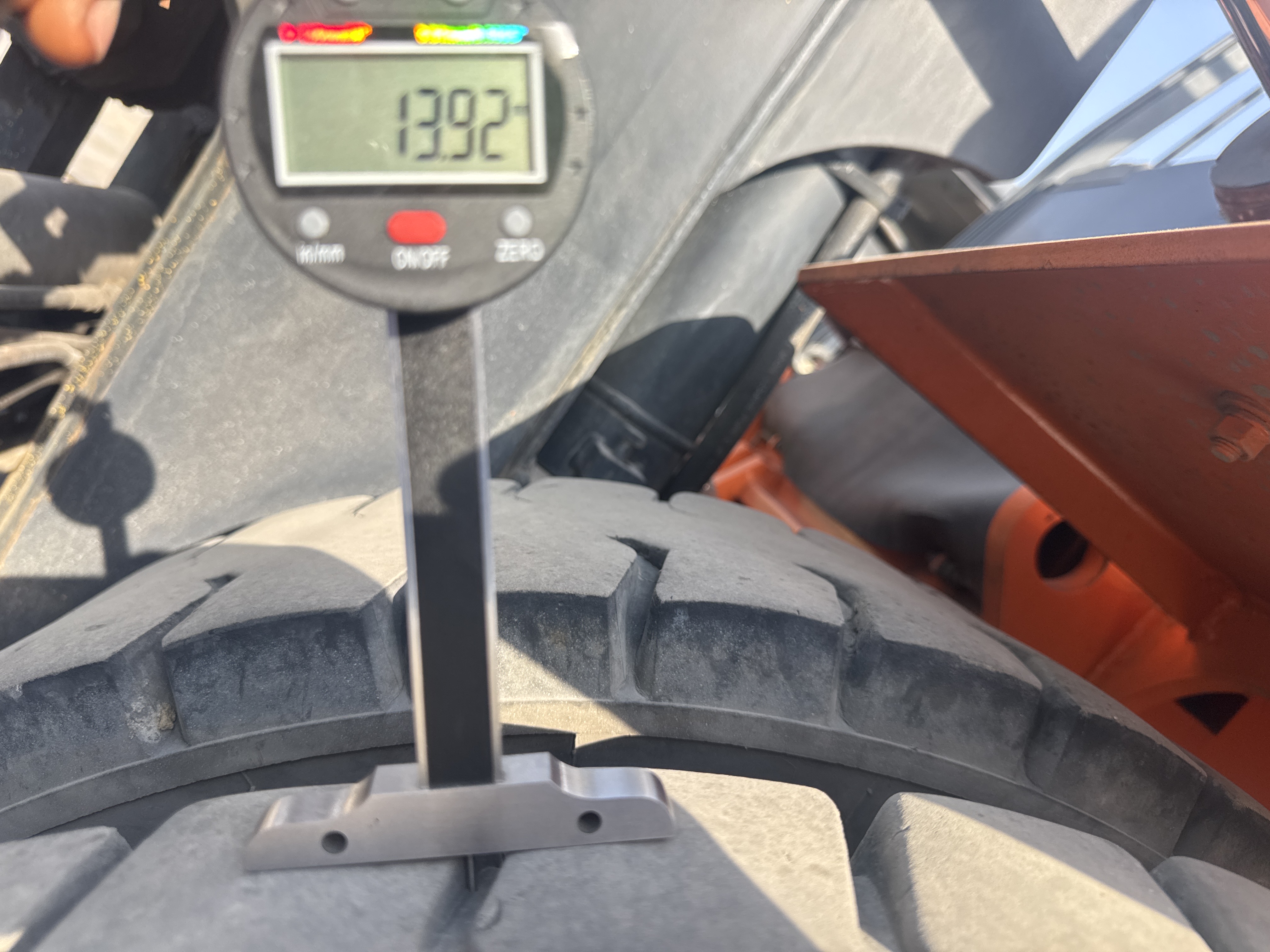 FLM-023-Doosan-D130S-5-Forklifts-inspection-Chassis-Left-front-tire---tread-depth-1