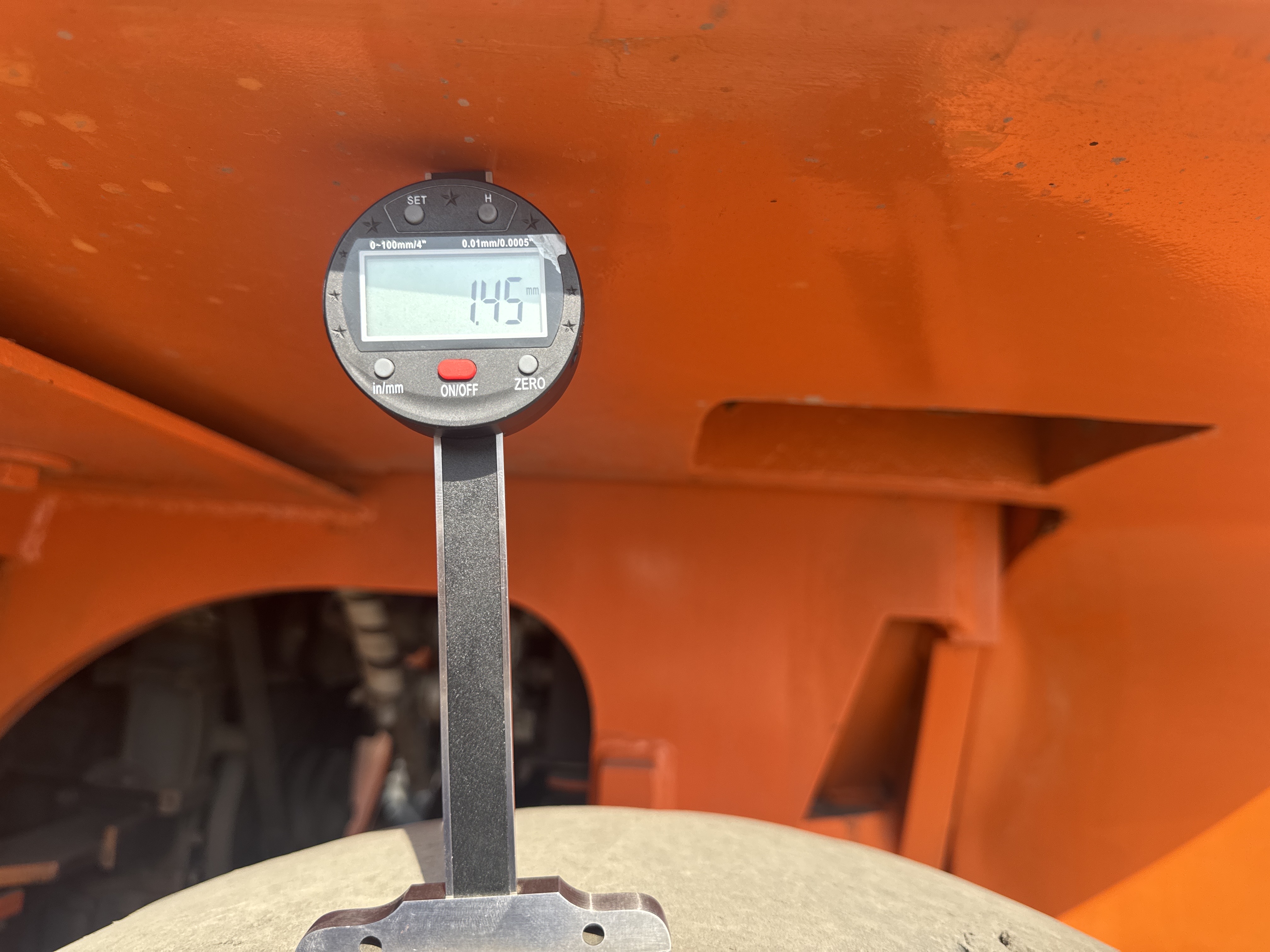 FLM-023-Doosan-D130S-5-Forklifts-inspection-Chassis-Left-rear-tire---tread-depth-1