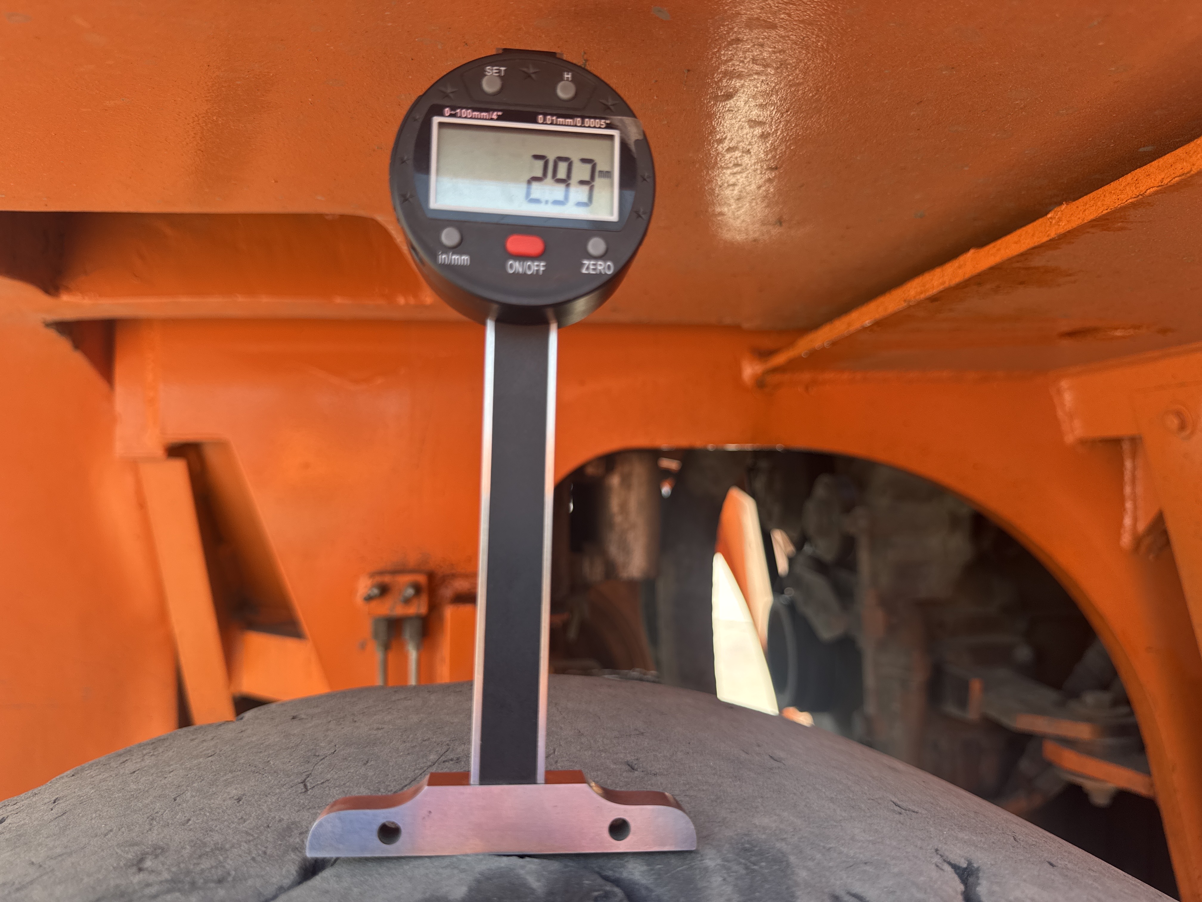 FLM-023-Doosan-D130S-5-Forklifts-inspection-Chassis-Right-rear-tire---tread-depth-1