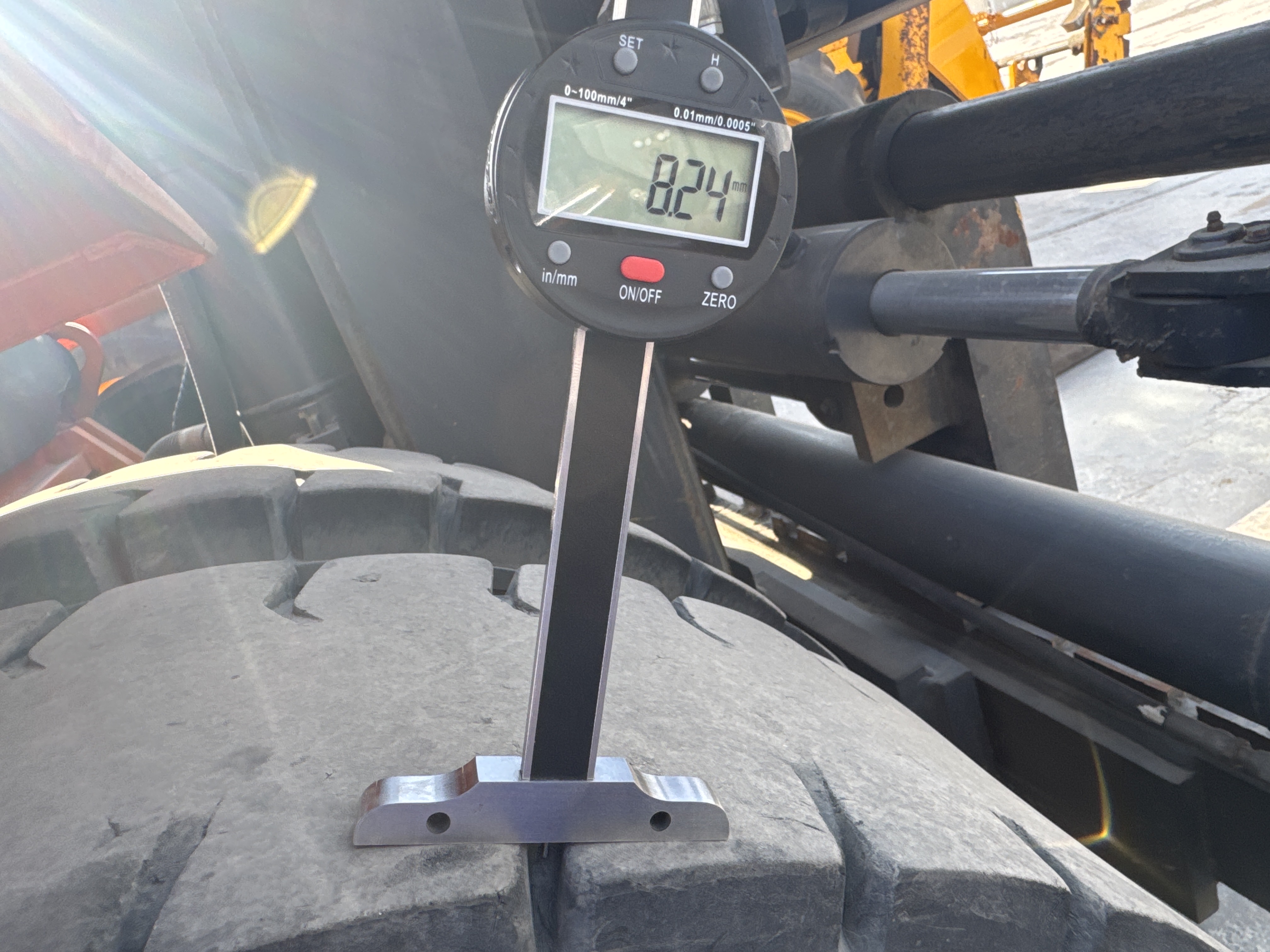 FLM-023-Doosan-D130S-5-Forklifts-inspection-Chassis-Right-front-tire---tread-depth-1