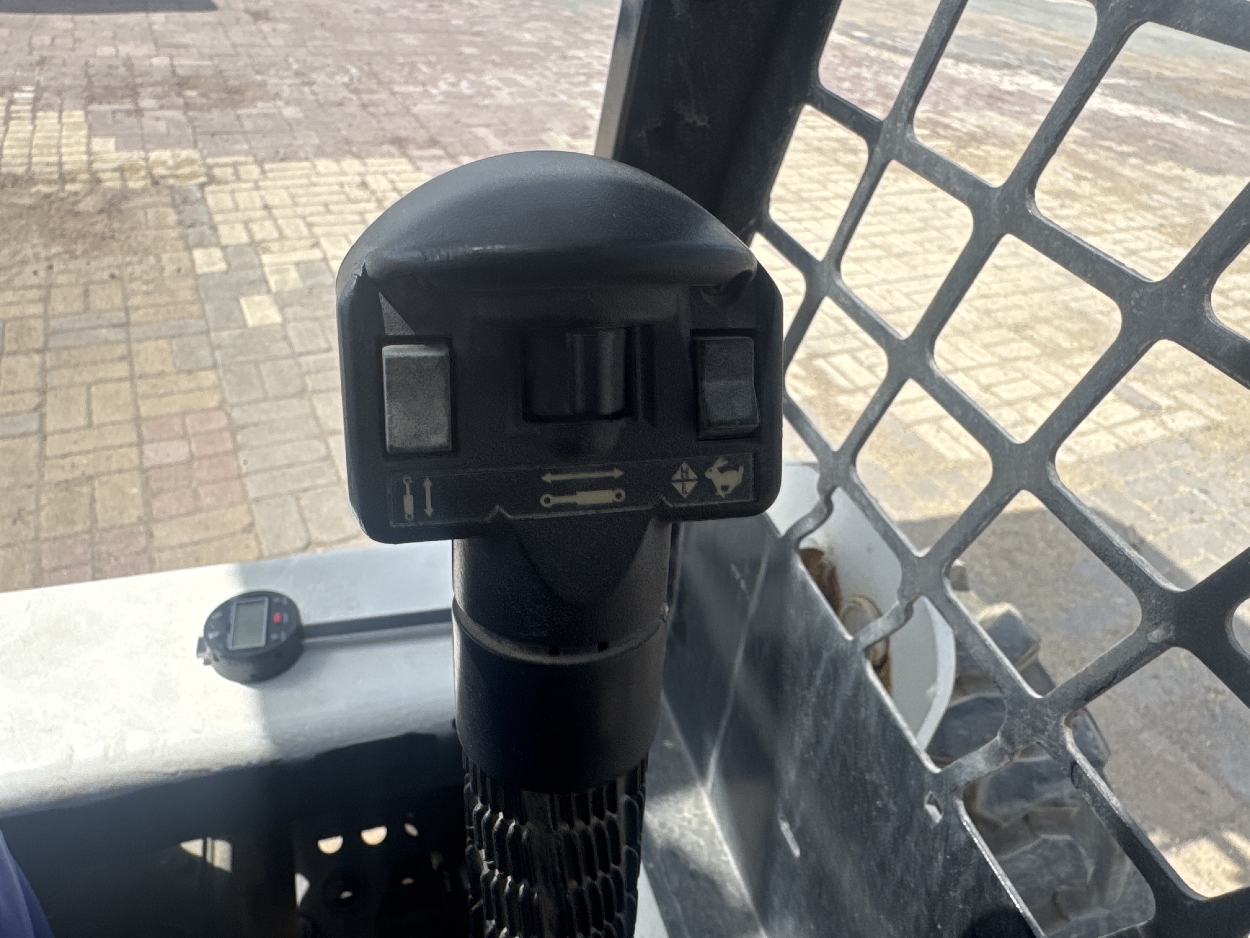 SSL-019-بوبكات-S150-لوادر-انزلاقية-بعجلات-فحص-الكابينة-عصي-التحكم-1