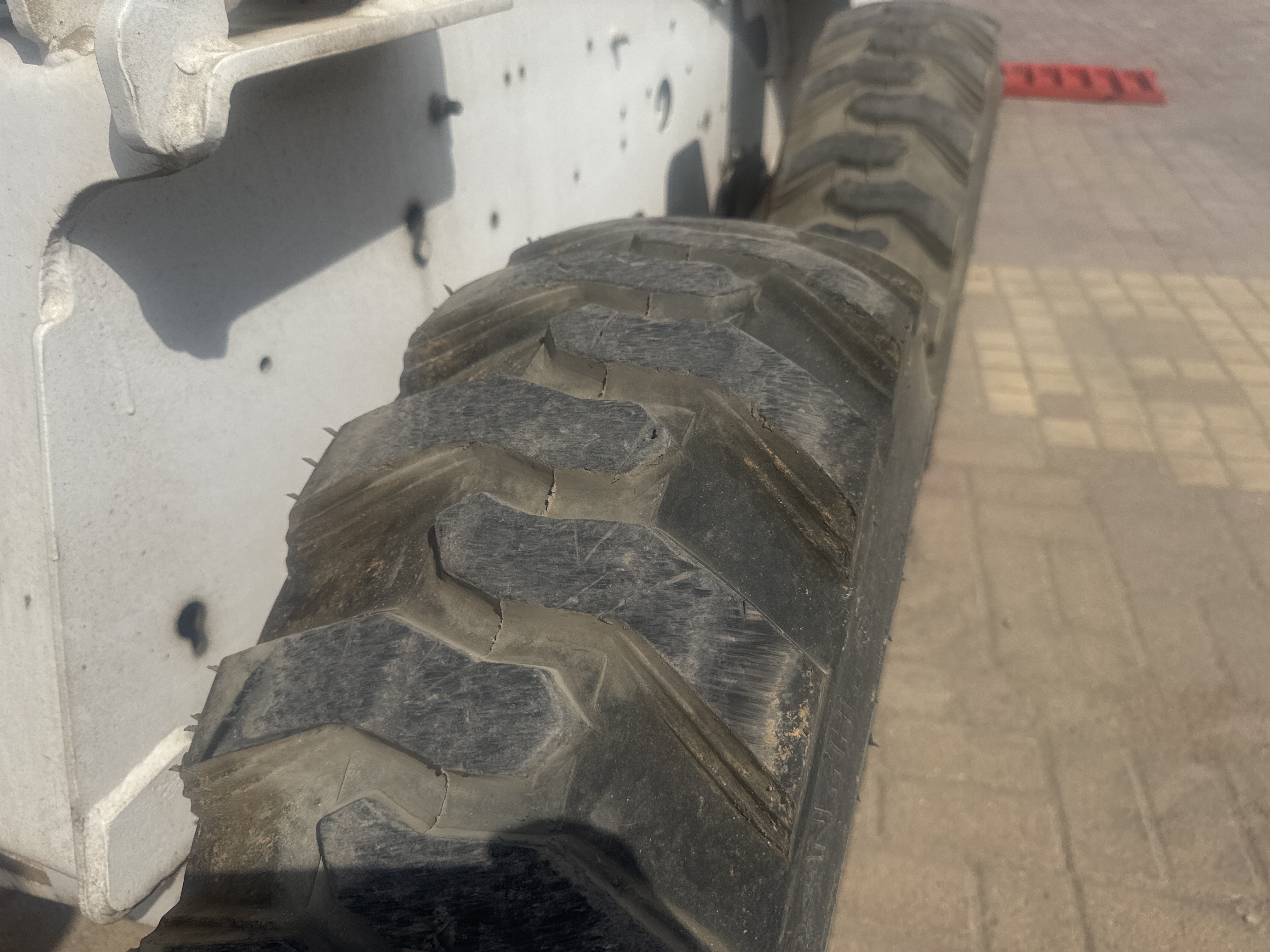 SSL-019-بوبكات-S150-لوادر-انزلاقية-بعجلات-فحص-الهيكل-الإطار-الأمامي-الأيسر-/-محور-العجلة---الحالة-1