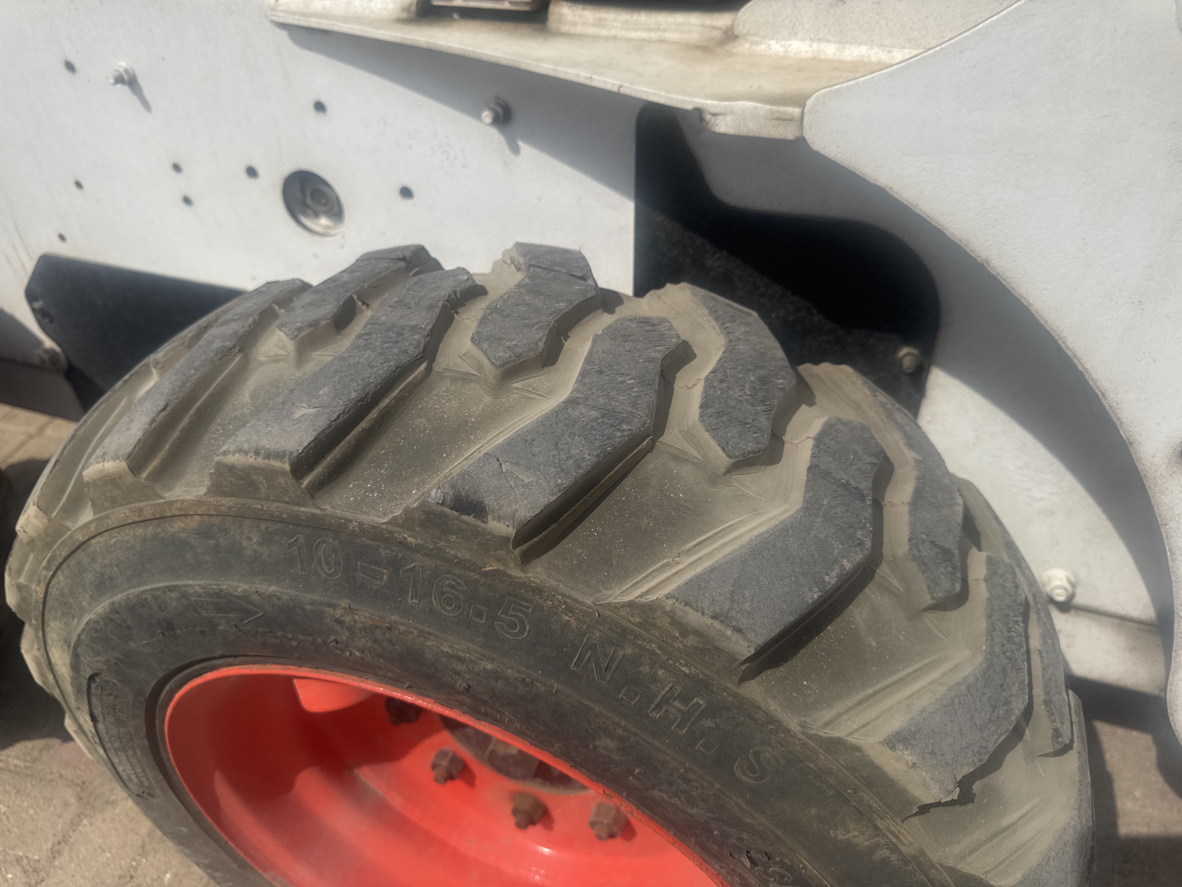 SSL-019-بوبكات-S150-لوادر-انزلاقية-بعجلات-فحص-الهيكل-الإطار-الخلفي-الأيسر-/-محور-العجلة---الحالة-1