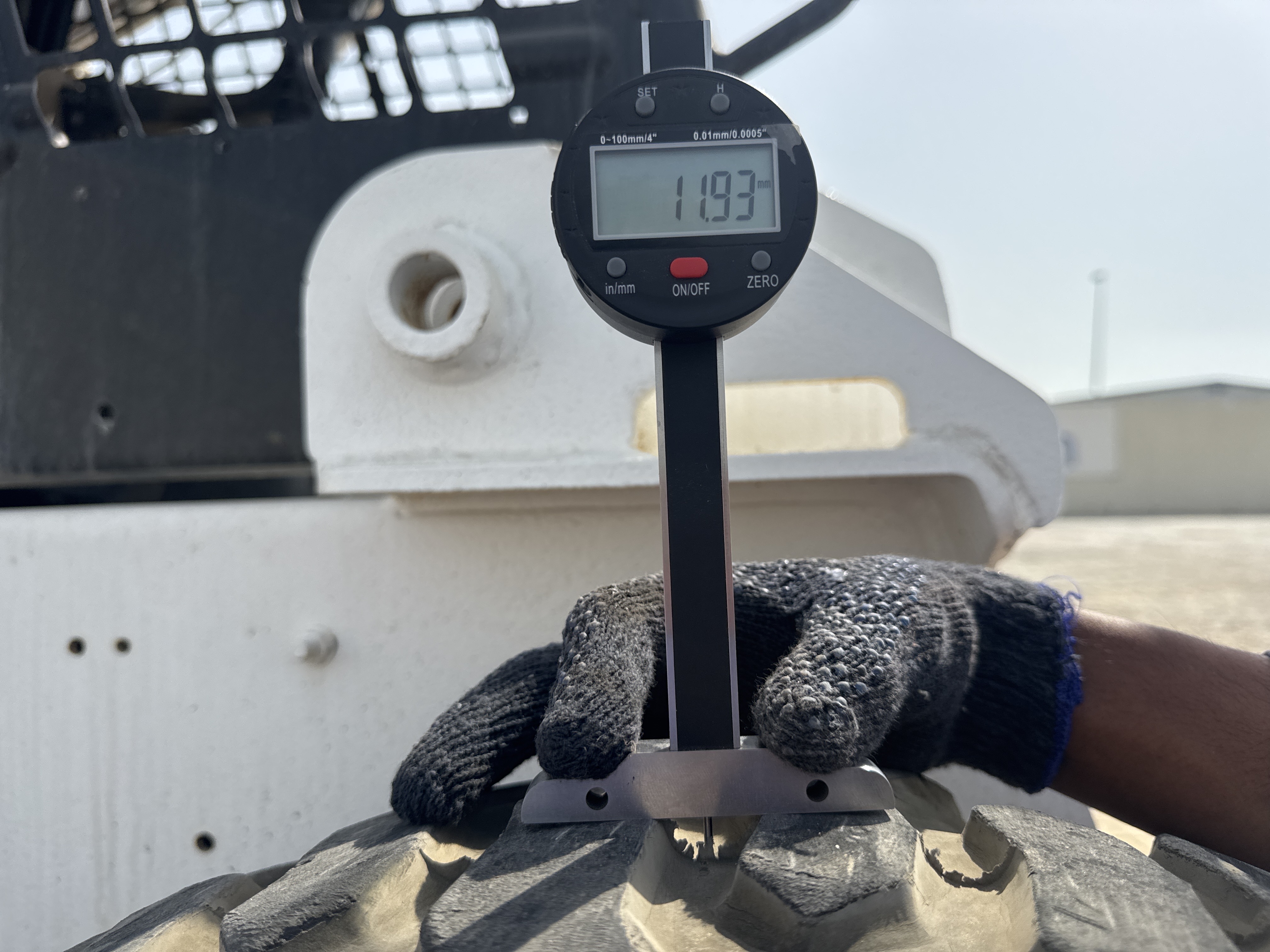 SSL-019-بوبكات-S150-لوادر-انزلاقية-بعجلات-فحص-الهيكل-الإطار-الأمامي-الأيمن---عمق-المداس-1