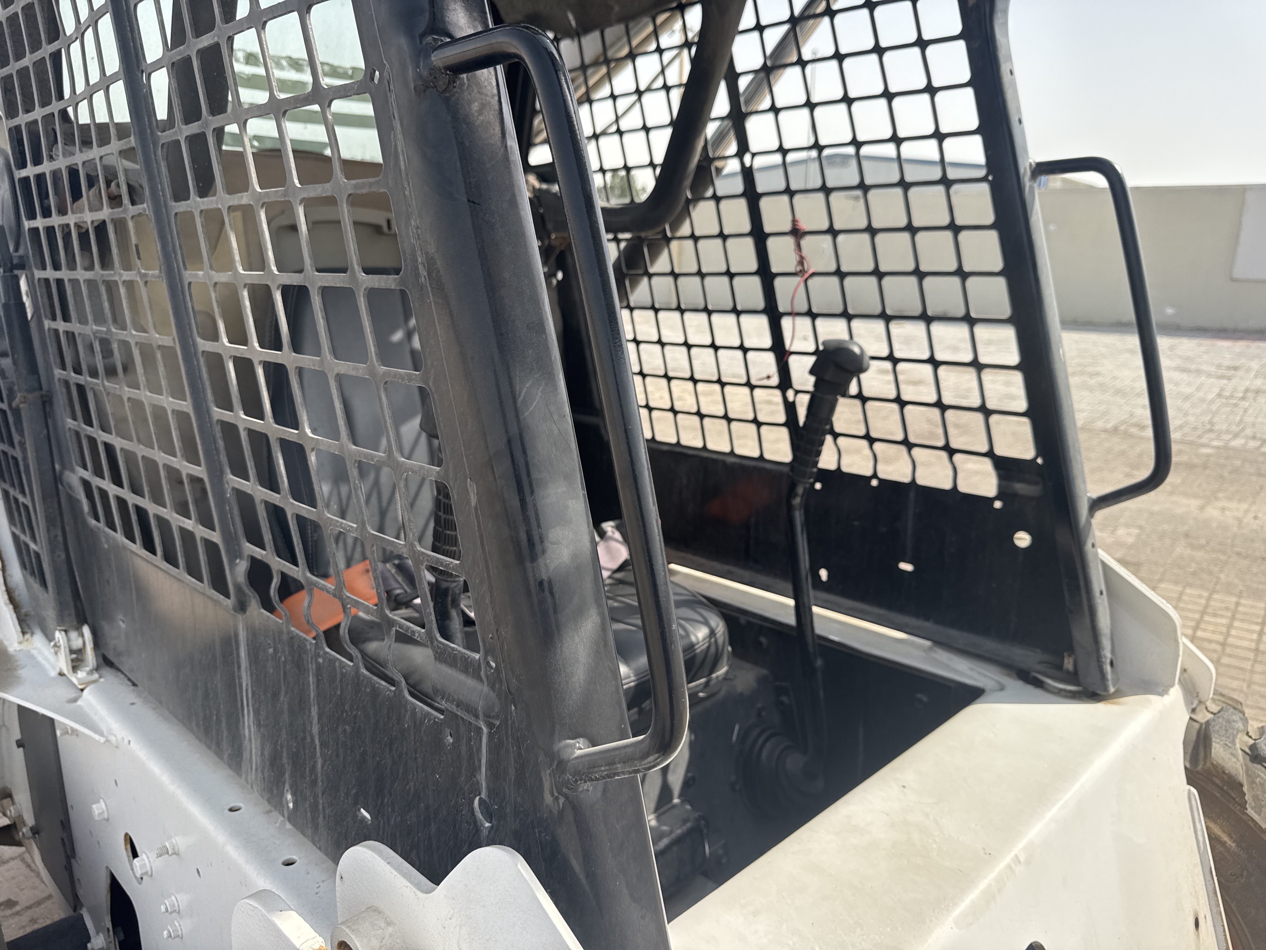 SSL-019-بوبكات-S150-لوادر-انزلاقية-بعجلات-فحص-الهيكل-الدرابزين-1