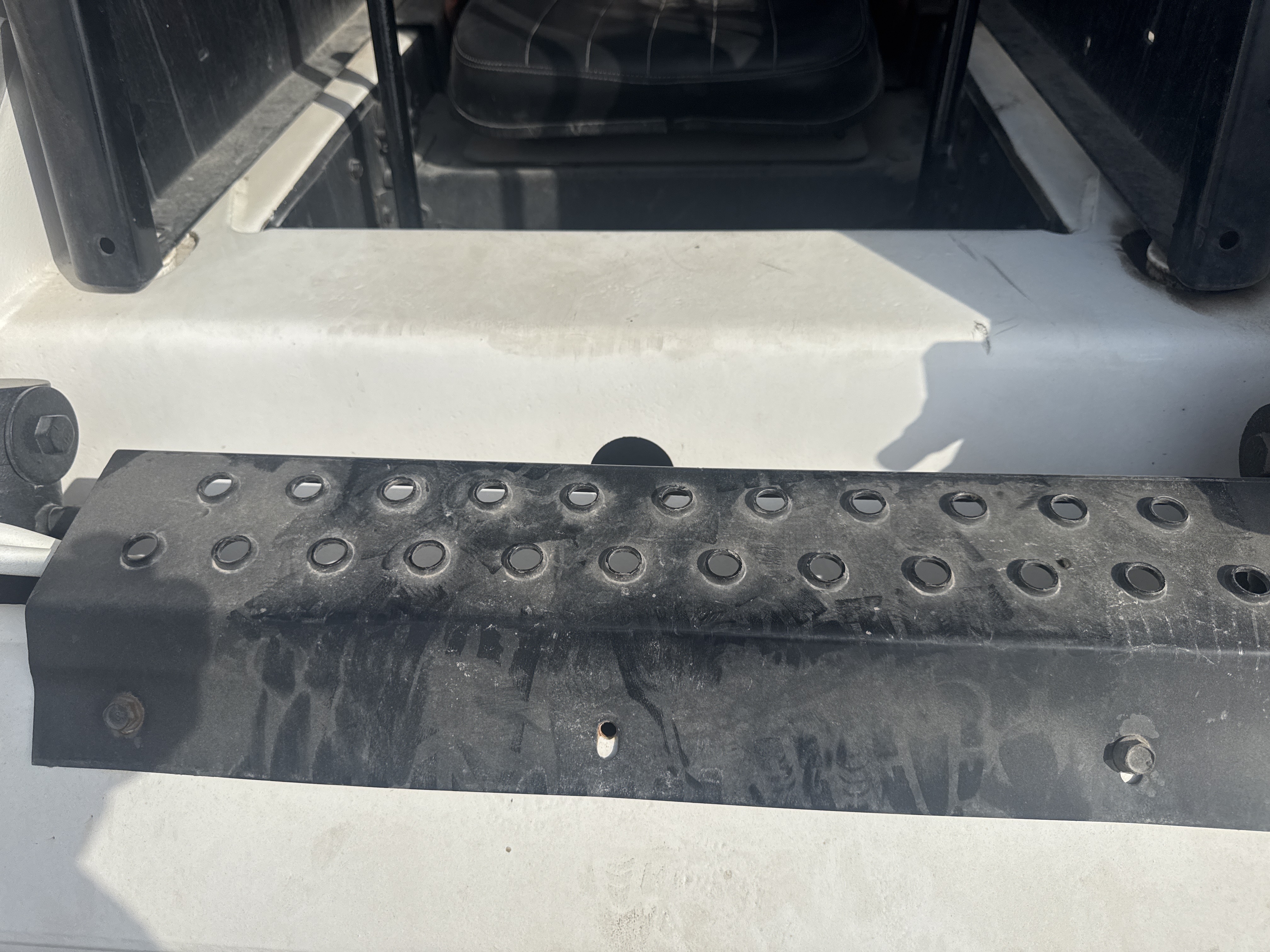 SSL-019-بوبكات-S150-لوادر-انزلاقية-بعجلات-فحص-الهيكل-السلالم-والمداسات-1