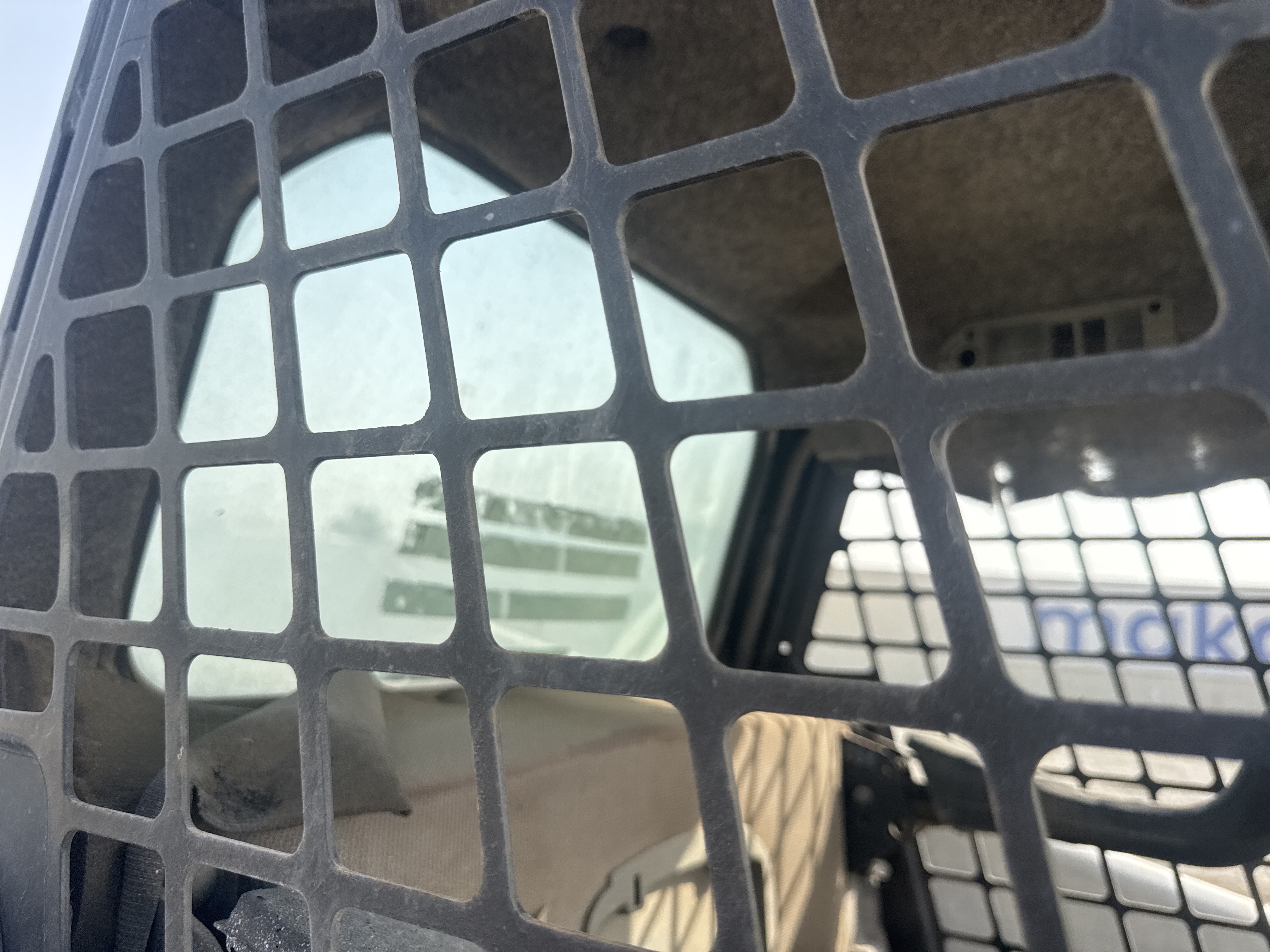 SSL-019-بوبكات-S150-لوادر-انزلاقية-بعجلات-فحص-الأمان-الزجاج-1