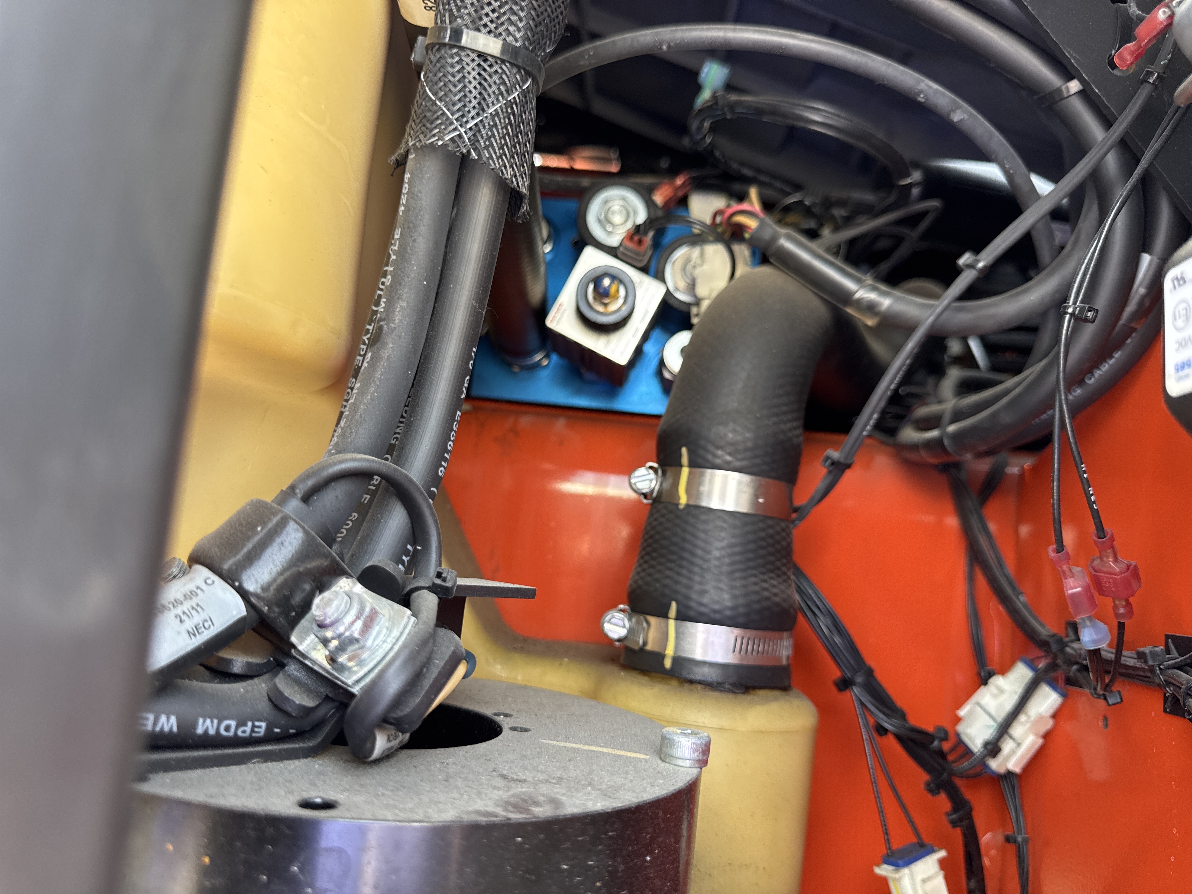 RTM-009-Toyota-9BRU23-Reach-trucks-inspection-Hydraulics-Hydraulic-hoses-and-lines-1