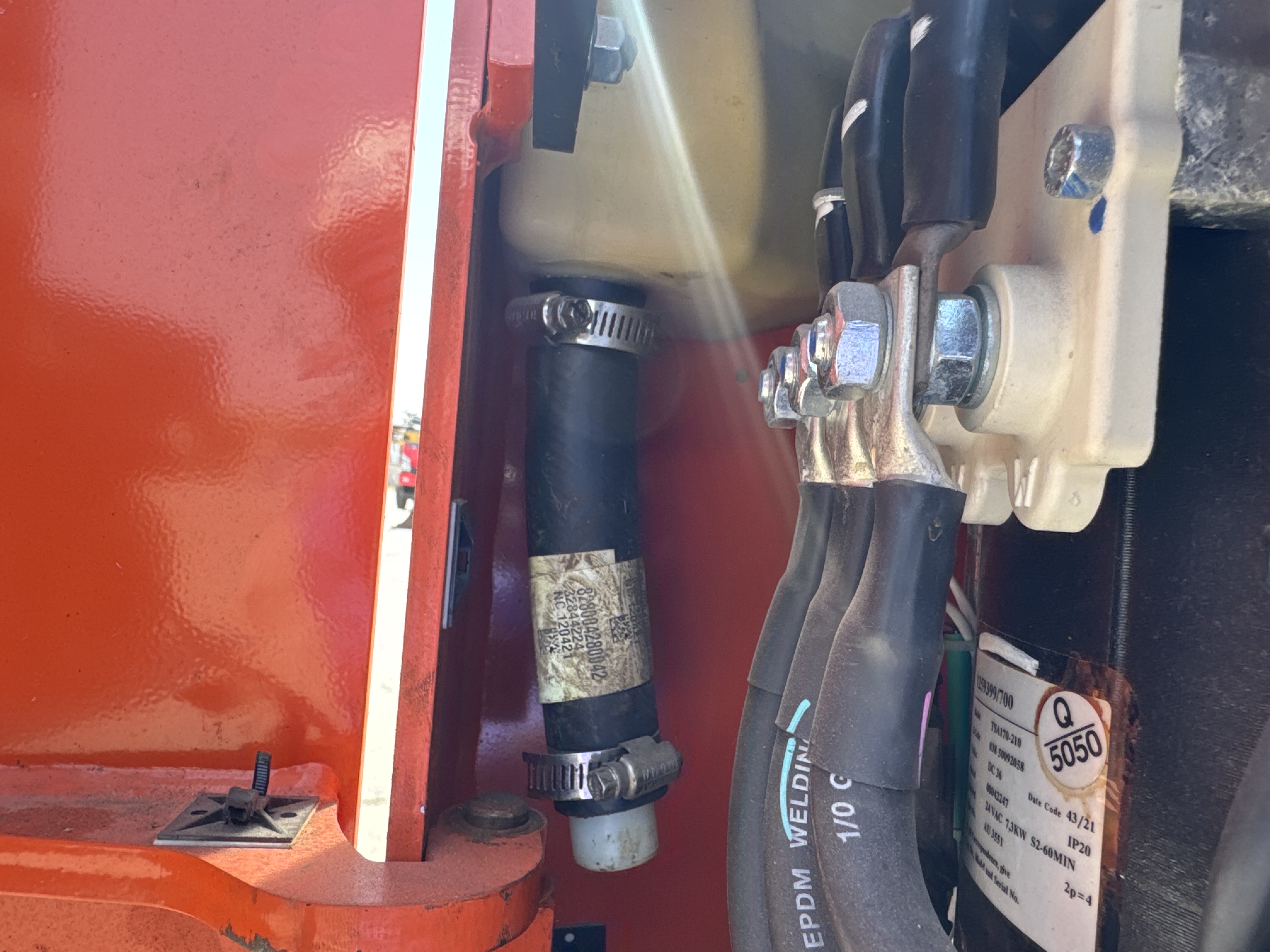 RTM-009-Toyota-9BRU23-Reach-trucks-inspection-Hydraulics-Hydraulic-hoses-and-lines-1
