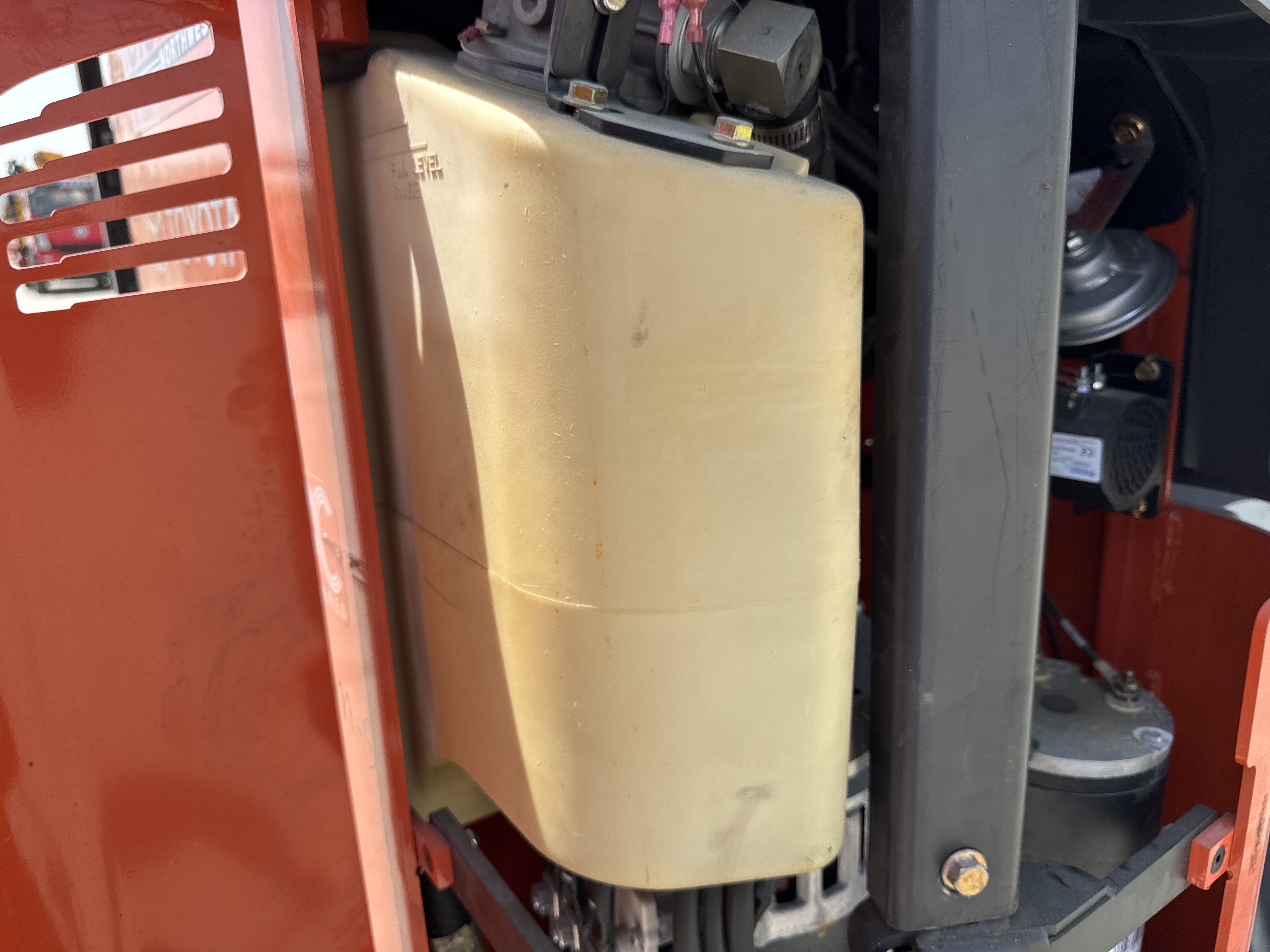 RTM-009-Toyota-9BRU23-Reach-trucks-inspection-Hydraulics-Hydraulic-Tank-1
